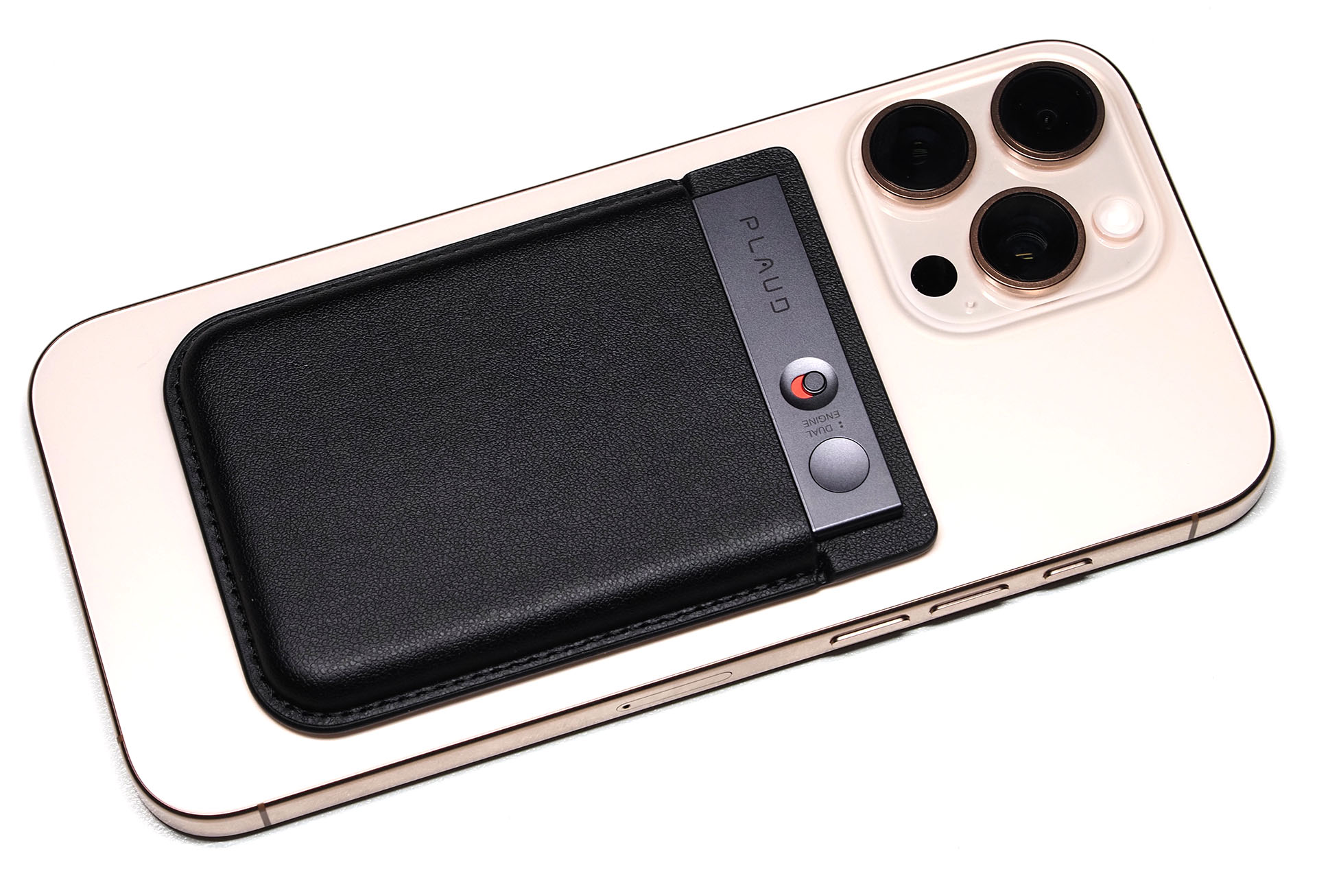 付属ケースに入れるとMagSafe対応iPhoneの背面に吸着させたり、スチールリングを貼ったスマートフォン背面に吸着させたりできる。吸着力は十分に強力。