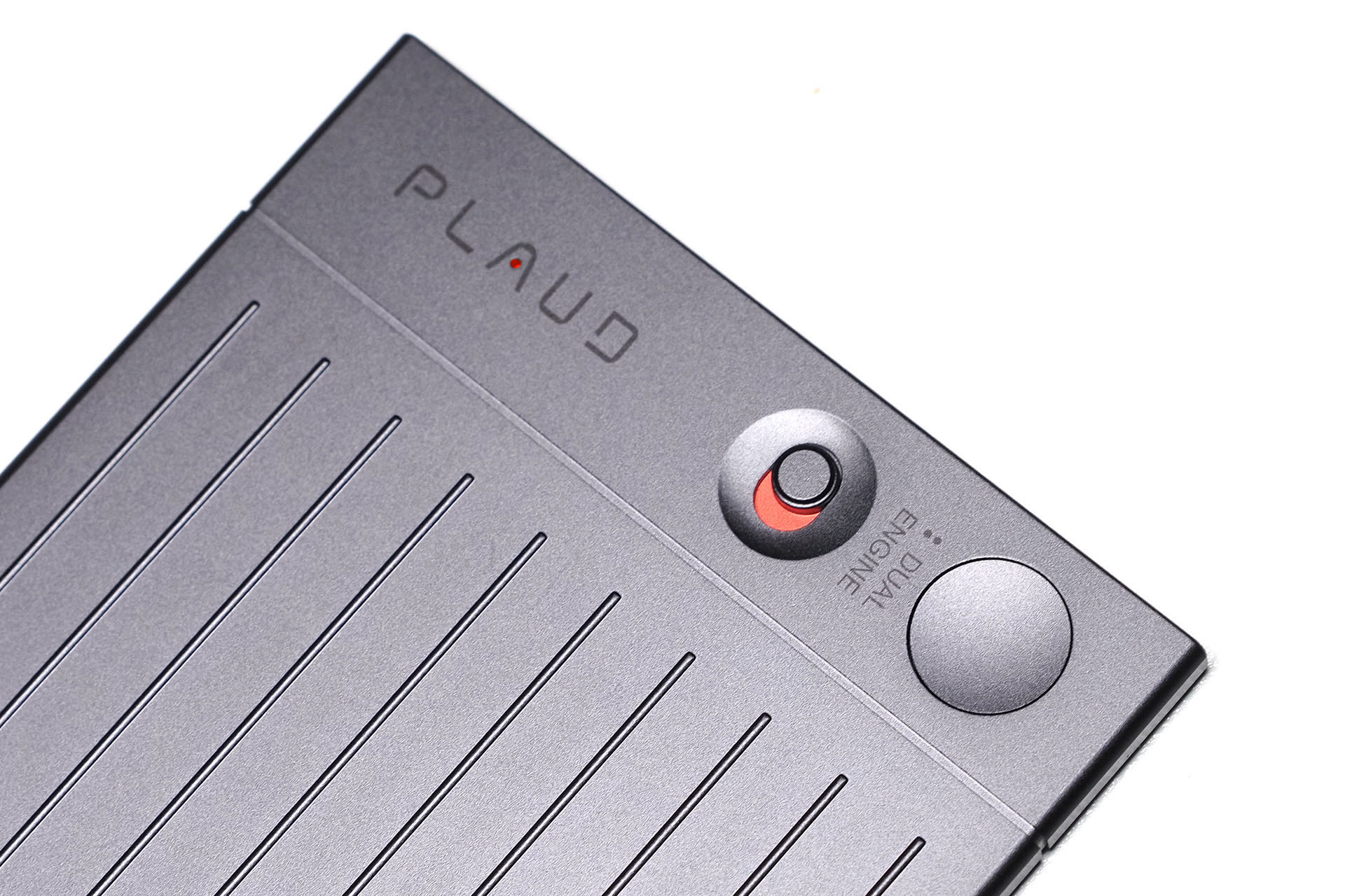 本体のボタン類は2つだけ。丸いボタンの長押し（1秒）で録音開始/終了の操作ができ、操作時にはバイブレーションにより「録音開始」「録音終了」を知らせる。録音中は赤LEDが光る。スライドスイッチは「スマートフォンに吸着して録音」なのか「単体で録音」なのかを選べる。