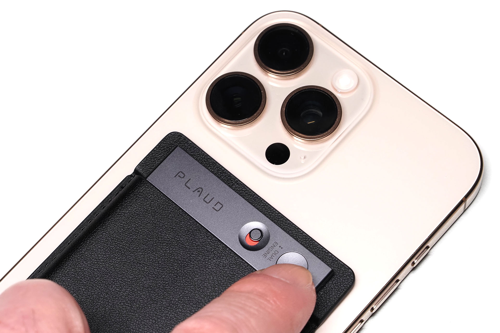 通話録音はPLAUD NOTEの録音ボタンを1秒長押しするだけでOK。録音時、専用アプリなどを使う必要はない。