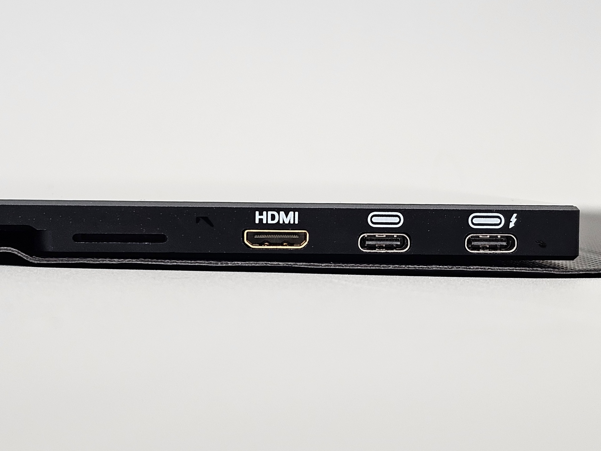 PROMETHEUS CASTの左側面にUSB Type-CとminiHDMI端子を備える