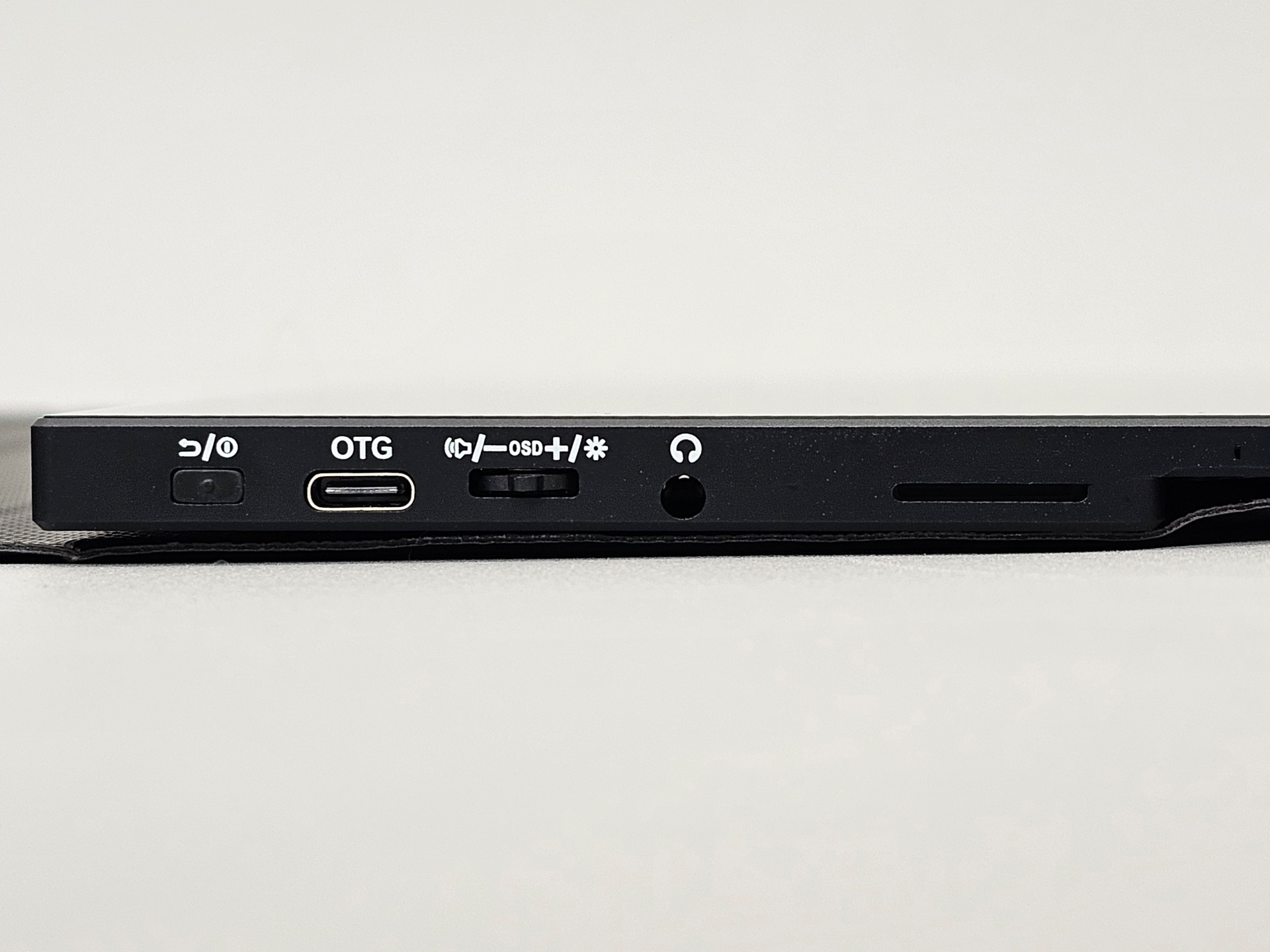 右側面には左から確定・戻る機能を備える電源ボタン、OTG用USB Type-C端子、メニュー機能を呼び出せるクイック調節レバー、3.5mmヘッドフォン端子がある