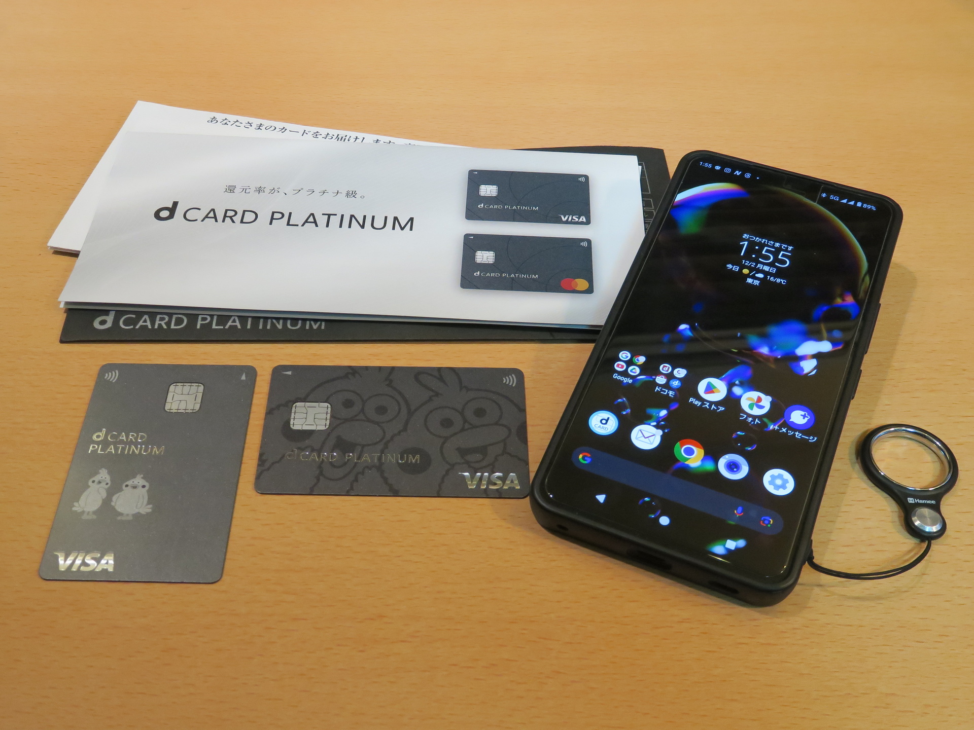 無事に審査に通り、手元に届いた「dカードPLATINUM」。筆者は「ポインコデザイン」（中央）、家族カードは「ポインコデザイン（縦型）」を選んだ。「AQUOS R8 pro」を利用中だけど、まもなく発売の「AQUOS R9 pro」へ機種変更する予定