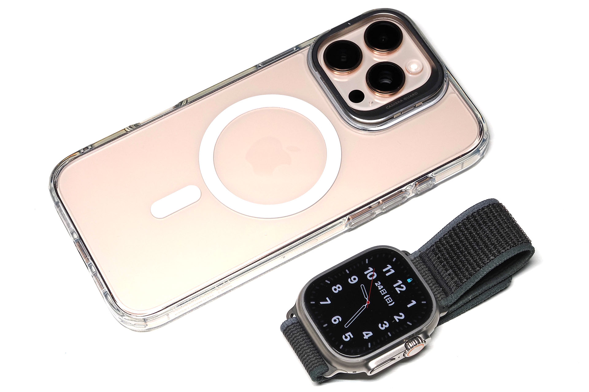 外出時はたいていiPhoneとApple Watchを身につけている。