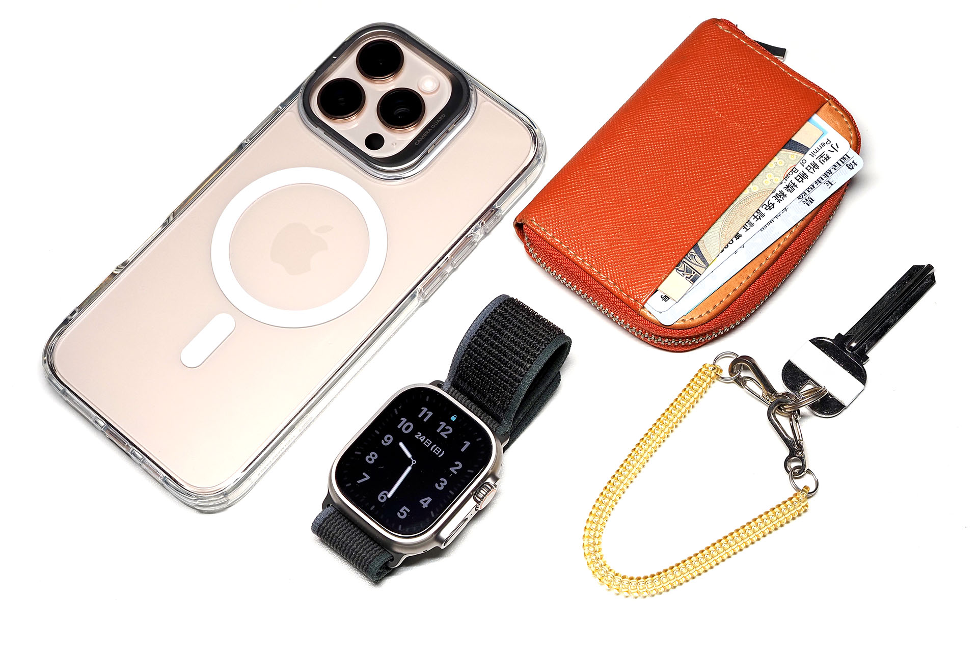 サイクリング時に自室から持ち出すのはこの程度。iPhoneは救助を呼ぶための大切なデバイスとなる。クルマで出かけたときも救助デバイスになるが、サイクリングは人がほとんどいない川沿いとか林間を走ったりもするので、iPhoneの重要性がより高くなる。Apple Watchは運動の記録用と飲料など購入時の決済用。小さい財布には現金と身分証明書を入れている。現金は電子決済非対応自販機や店舗で使うため。身分証明書は、俺が意識不明になったりした場合に身元を示すもので、顔写真入りの期限切れ免許を携行しており、その裏には緊急連絡先を書き込んでいる