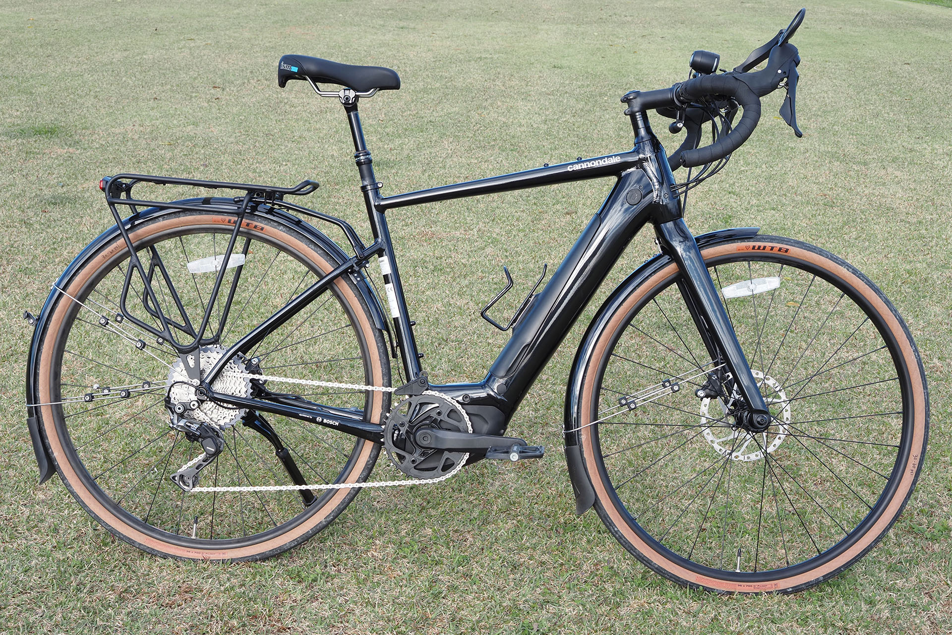 猫サイクリングに多用している自転車はCANNONDALE(キャノンデール)の<a href="https://www.cannondale.com/ja-jp/bikes/electric/e-road/topstone-neo/topstone-neo-5-c62551m" class="strong bn" target="_blank">「Topstone Neo 5」</a>というスポーツタイプの電動アシスト自転車(いわゆるe-bike)。グラベルロードバイクと呼ばれるカテゴリーで、オンロードもオフロードも得意な自転車だ。従来は付いていない泥よけやリアキャリアなどを追加で装着している。水たまりを気にせず走り、猫おやつを十分に搭載するためと言えよう。あとこの自転車、スゲく速いのだ。速いので、アシストが働く時間が短い。でも激坂などがあるとラクなので、e-bikeであってよかったと思う