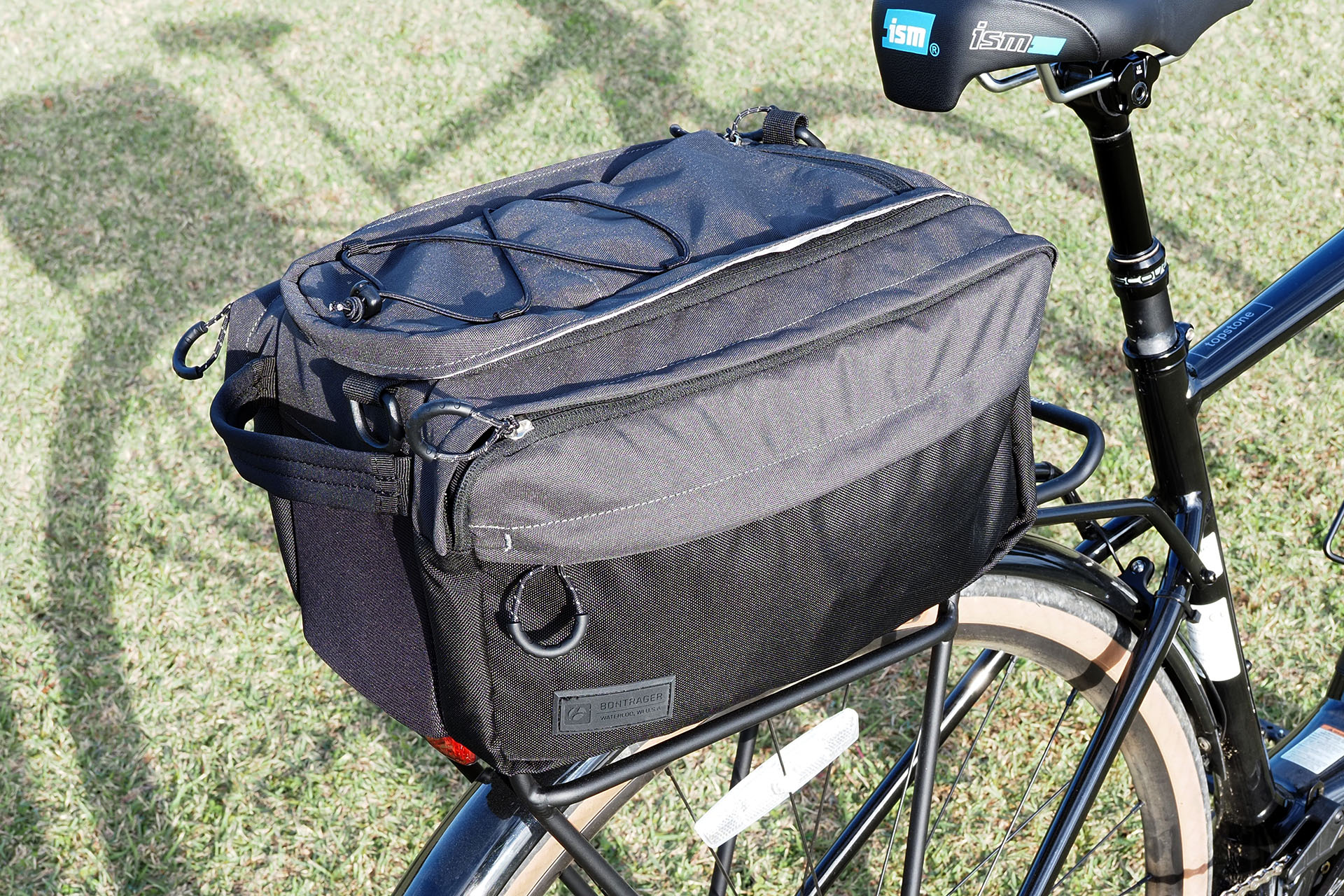 リアバッグも装着している。このリアバッグとリアキャリアは、どちらも<a href="https://www.riteway-jp.com/itemblog/ブランド-25646/2019/07/_kamata" class="strong bn" target="_blank">「BASIL MIK システム」</a>に対応しており、リアバッグをワンタッチで着脱できる
