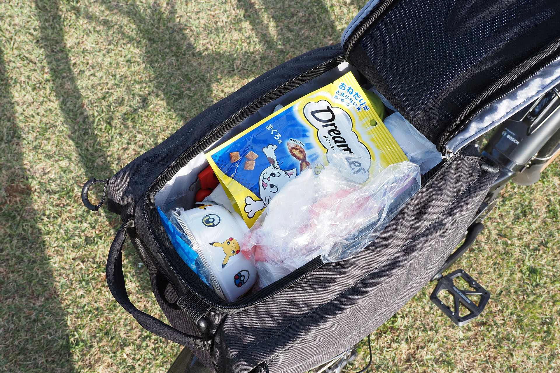リアバッグの中身はこんな感じ。猫おやつとおやつ皿とゴミ入れとかだ。リアバッグの上面のポケットにサイフを入れている