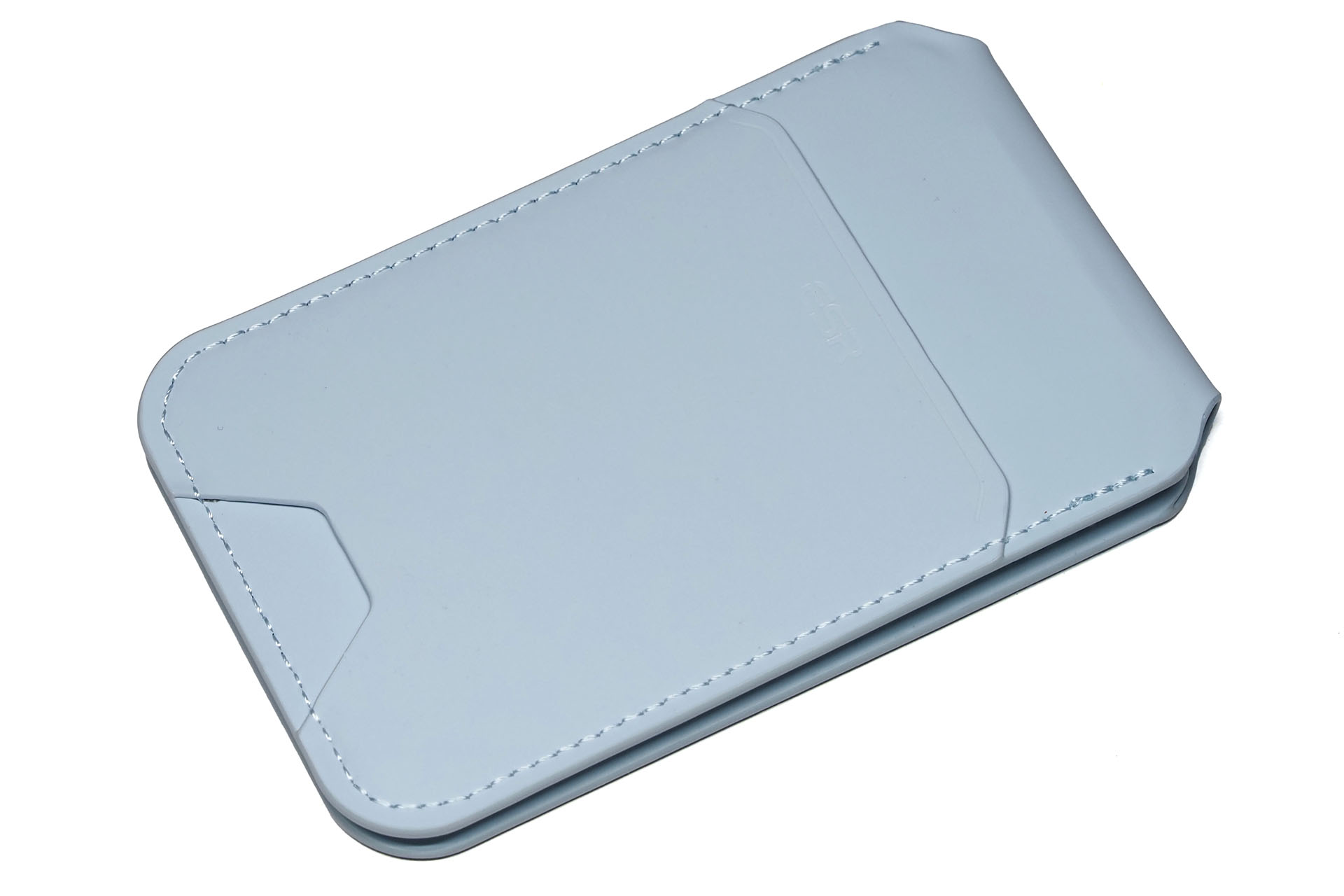 3枚程度のカードが入るカードケースで、MagSafe対応なのでMagSafe対応iPhoneの背面にマグネット吸着する。スチールリングを貼ったスマートフォンにも吸着する