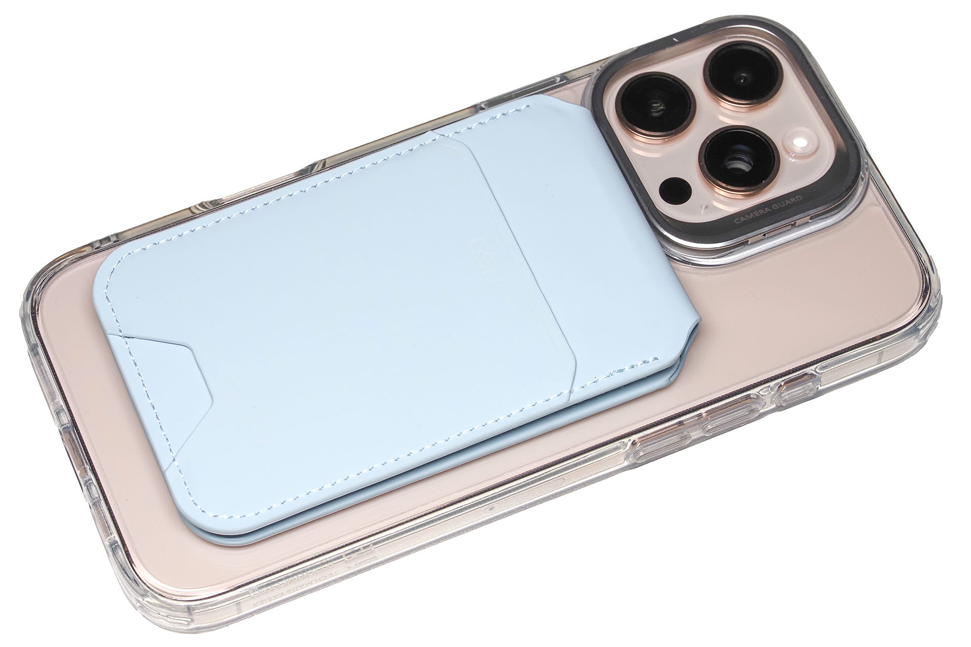 iPhone 16 Pro Maxの背面にマグネット吸着。ESR製品でMagSafe対応品（HaloLockという商品名が含まれる商品）は、マグネット吸着力が非常に強いものが多い。このカード入れもガッツリ吸着。不意に外れることはまずない、と感じられる吸着力だ