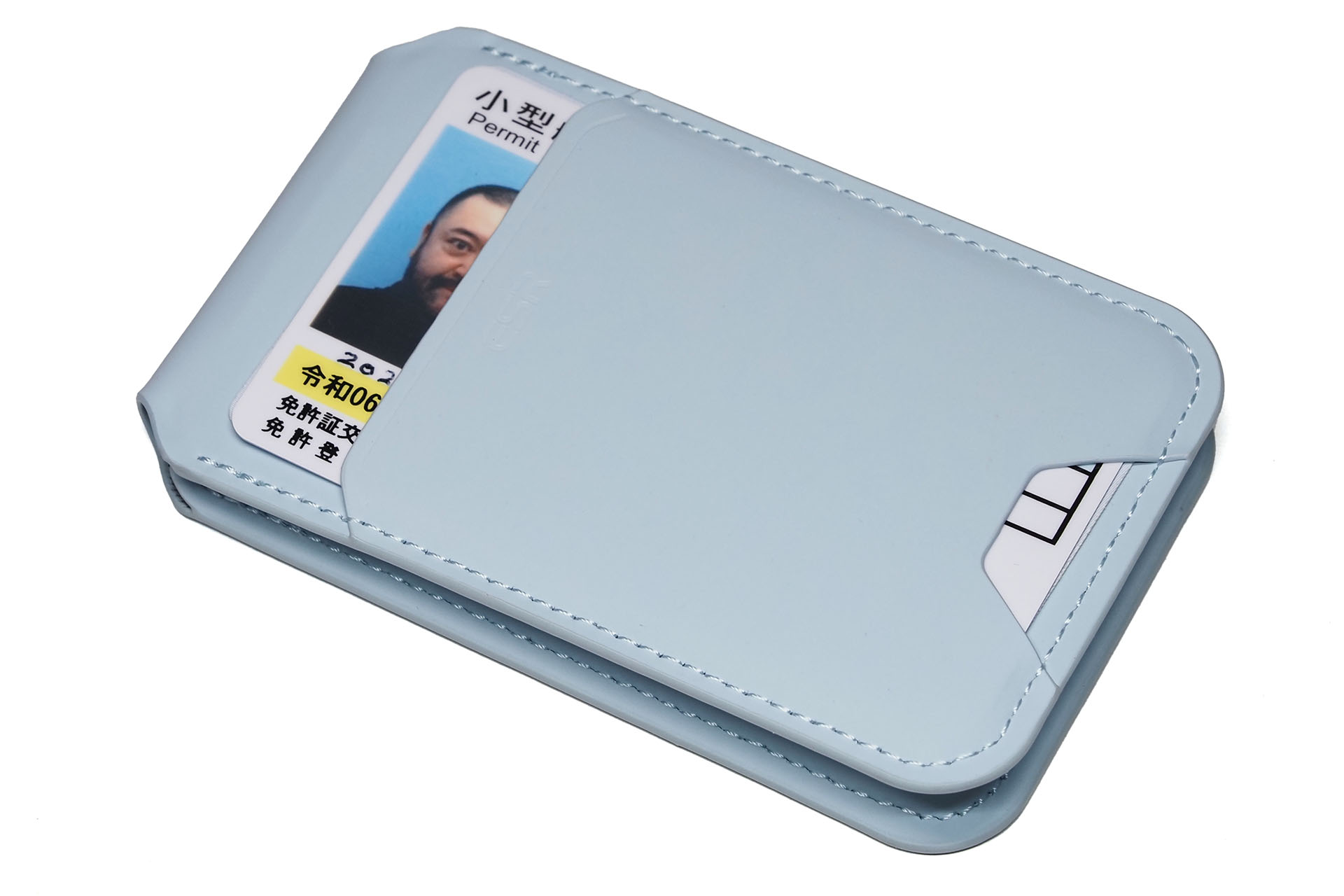 MagSafeなカードケースの外側に身分証明書を入れた