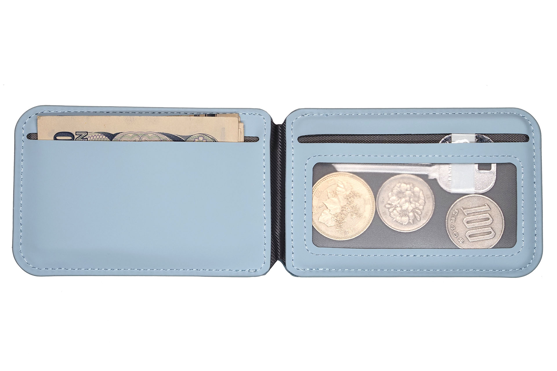 カードケース内側の2つのポケットには、現金と鍵を入れた。鍵や硬貨はポケットからこぼれ落ちそうに見えるが、鍵がポケット上部に引っかかって飛び出しにくいことと、閉じた状態では紙幣を入れたポケットが鍵や硬貨を程良く押してくれるので、大丈夫。あとこのカード入れ、ヒンジ部分がけっこう硬めの設定なので、不意に開くことがほぼない