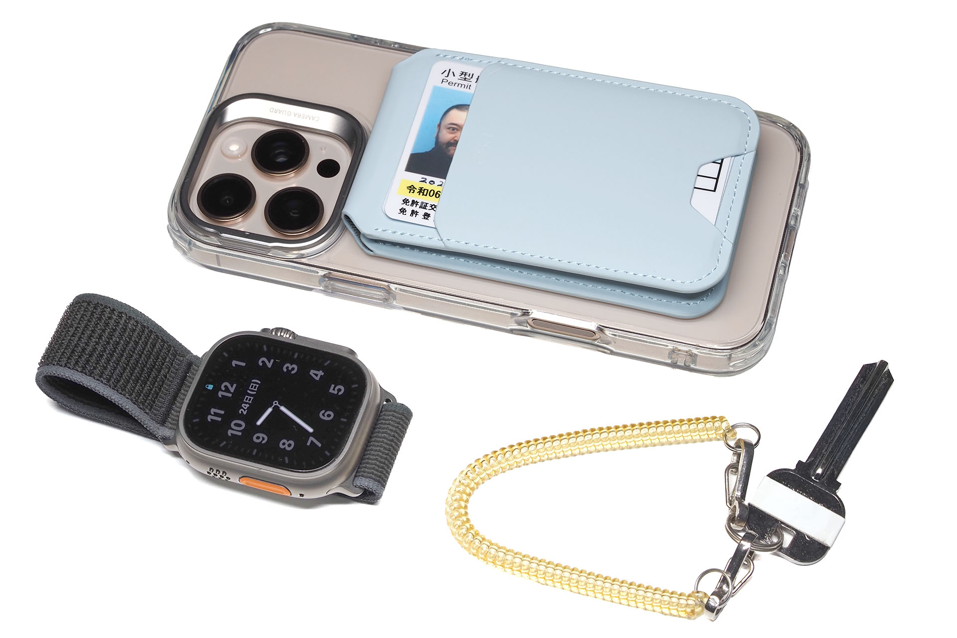 iPhoneとそれに吸着させたカードケース、腕に装着したApple Watch、そして鍵は単体でポケットに入れ、猫サイクリング！