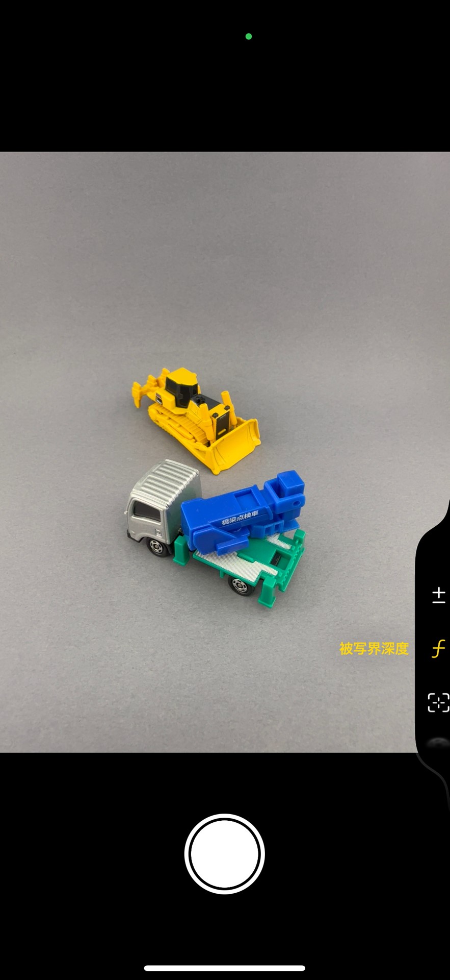 カメラコントロールのバーはファインダー内にオーバーレイ表示される。横向きに構えたときのファインダーでは、バーのメニューは横向きに表示される