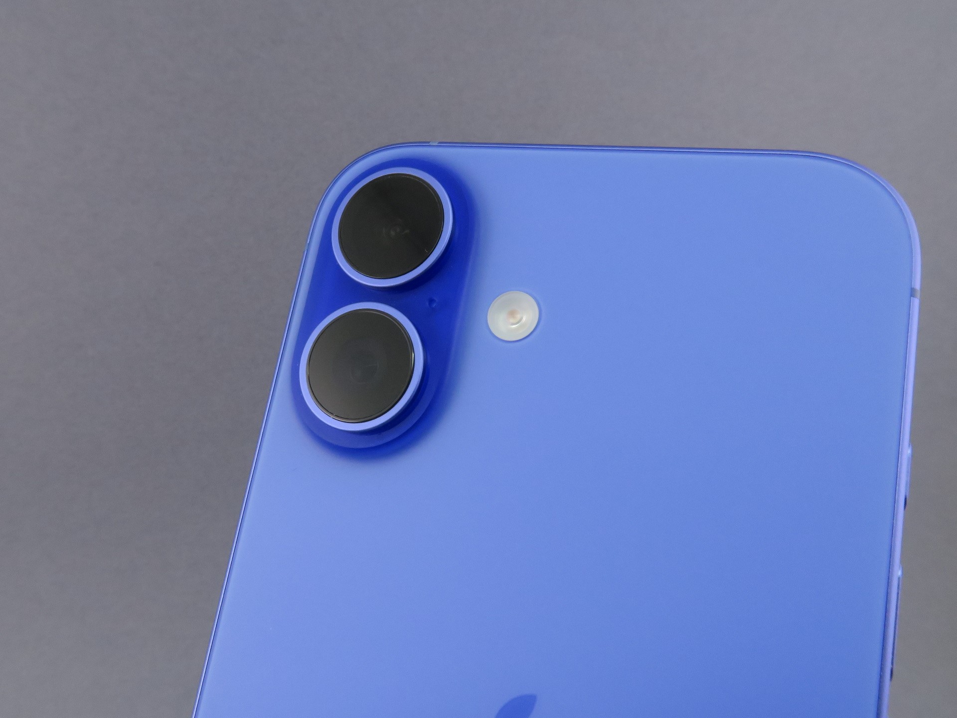 「iPhone 16」の背面にはメインと超広角のデュアルカメラを搭載