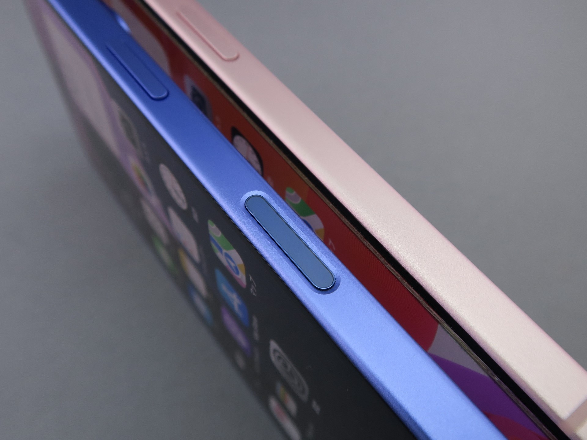 「iPhone 16」（左）の右側面に備えられたカメラコントロール。純正ケースはこの部分を覆うしくみ（操作可能）だが、市販のケースは穴を開けて対応しているものが多い