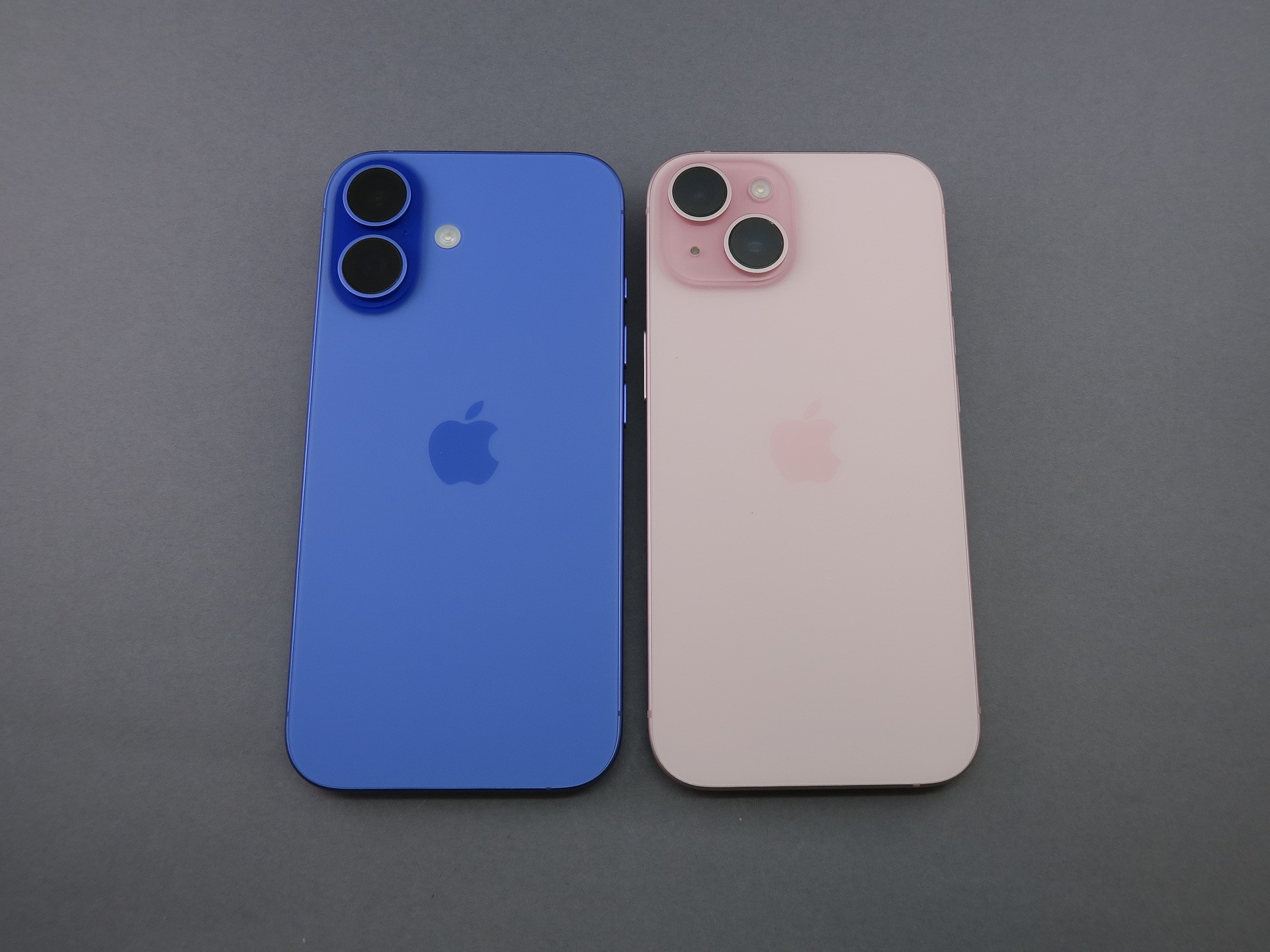 「iPhone 16」（左）と「iPhone 15」（右）の背面。カメラのレイアウトが変更されたが、レンズ部分の径が大きくなり、存在感を増した印象。「iPhone 16」の重量が1g、減っている