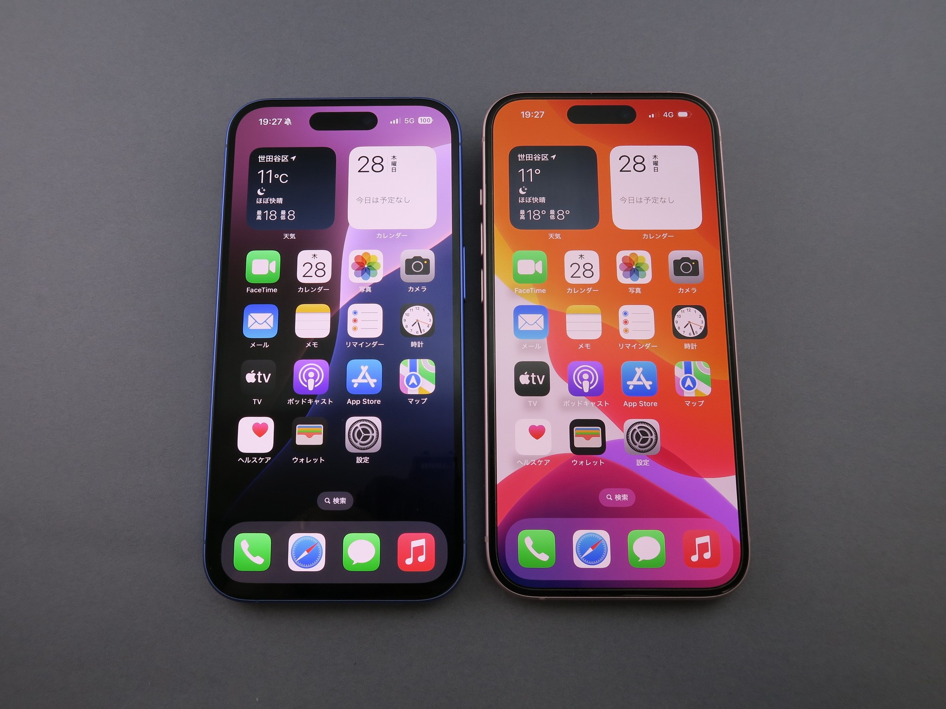 「iPhone 16」（左）と「iPhone 15」（右）の前面。ボディサイズはまったく同じ。
