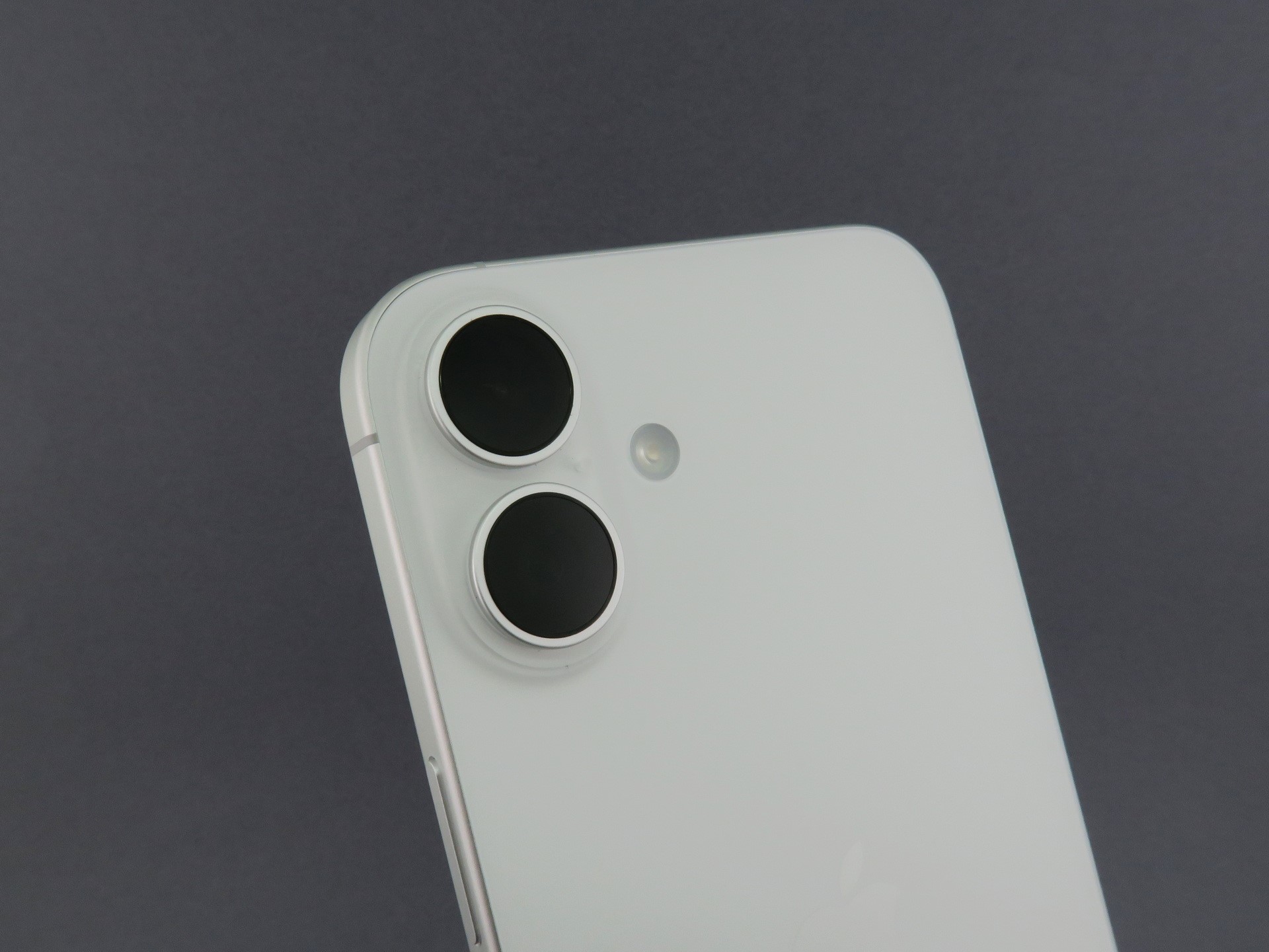 「iPhone 16 Plus」のカメラ部。メイン（Fusion）カメラと超広角カメラが縦方向に並ぶ。カメラ部の突起は約3mm程度