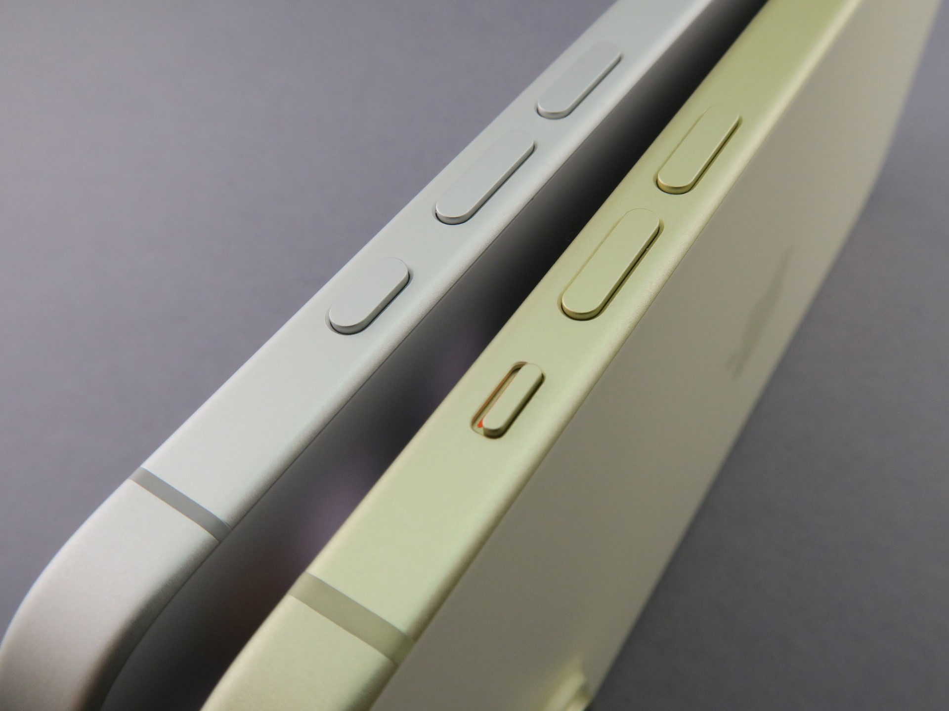 「iPhone 16 Plus」（左）の左側面には、「iPhone 15 Plus」（右）の着信/消音スイッチに代わり、「iPhone 15 Pro」「iPhone 15 Pro Max」から採用されたアクションボタンが備えられた