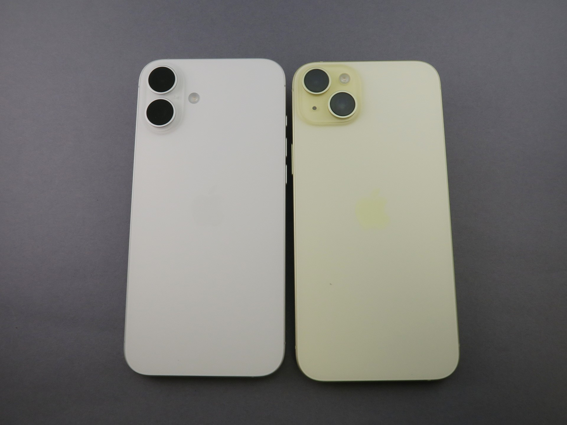 「iPhone 16 Plus」（左）と「iPhone 15 Plus」（右）の背面。レイアウトが変更されたカメラは、レンズ部分の径が1mmほど、大きい。「iPhone 16 Plus」の重量は1g軽量化された