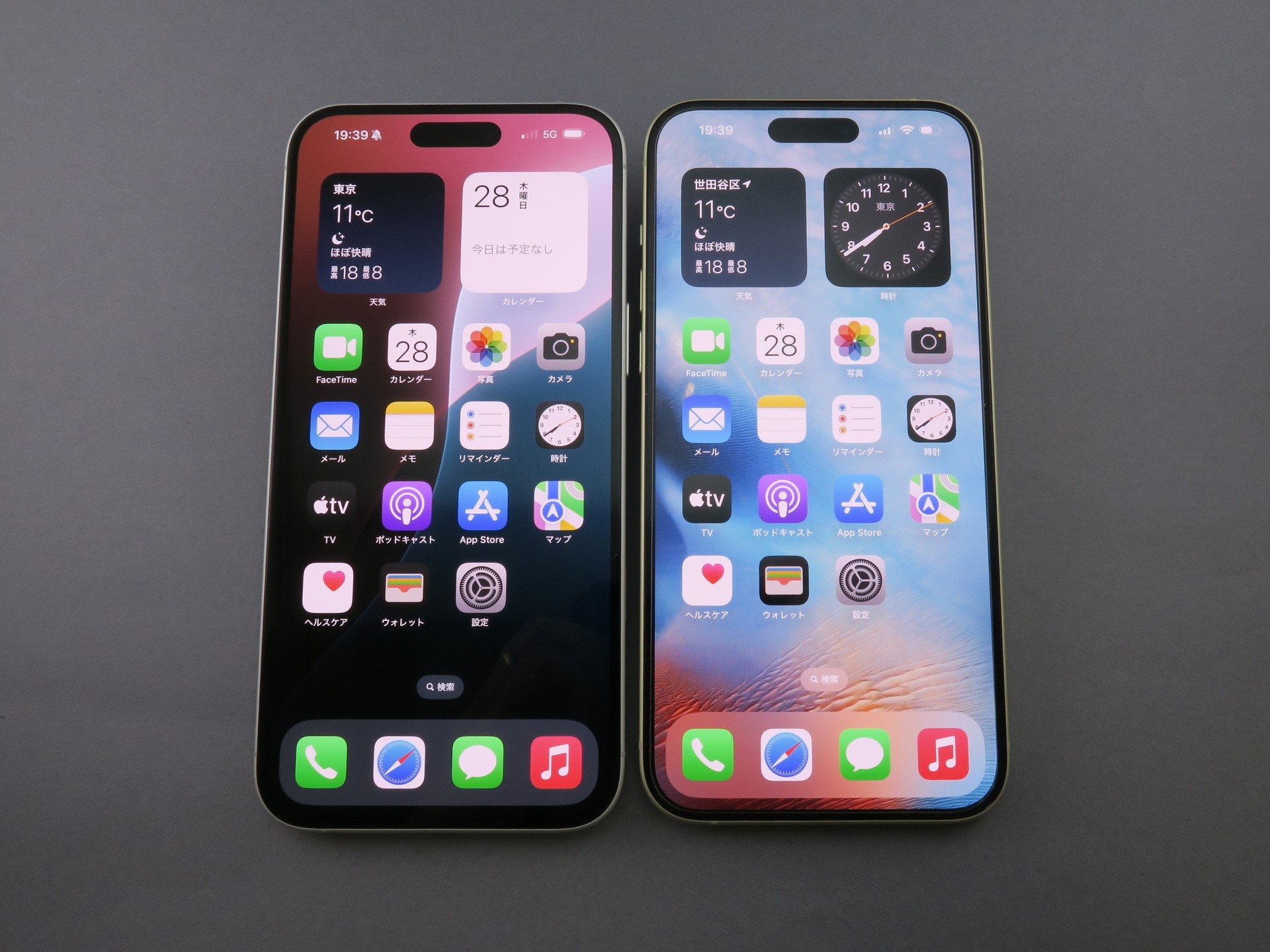 「iPhone 16 Plus」（左）と「iPhone 15 Plus」（右）の前面。ボディサイズはまったく同じで、ディスプレイも対角サイズ、解像度ともに同じ。