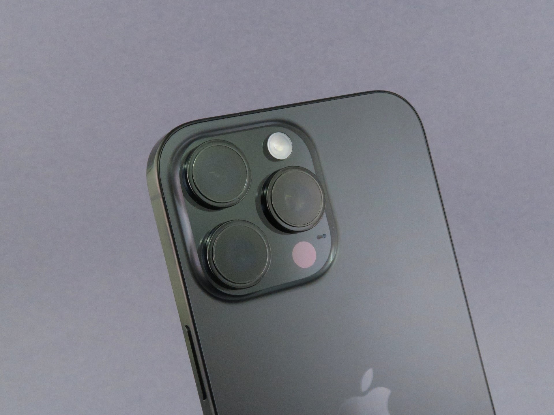 「iPhone 16 Pro」のカメラ部。メイン（Fusion）カメラと超広角カメラ、望遠カメラが並ぶ。望遠カメラは光学5倍。カメラ部の突起は約4.5mm程度