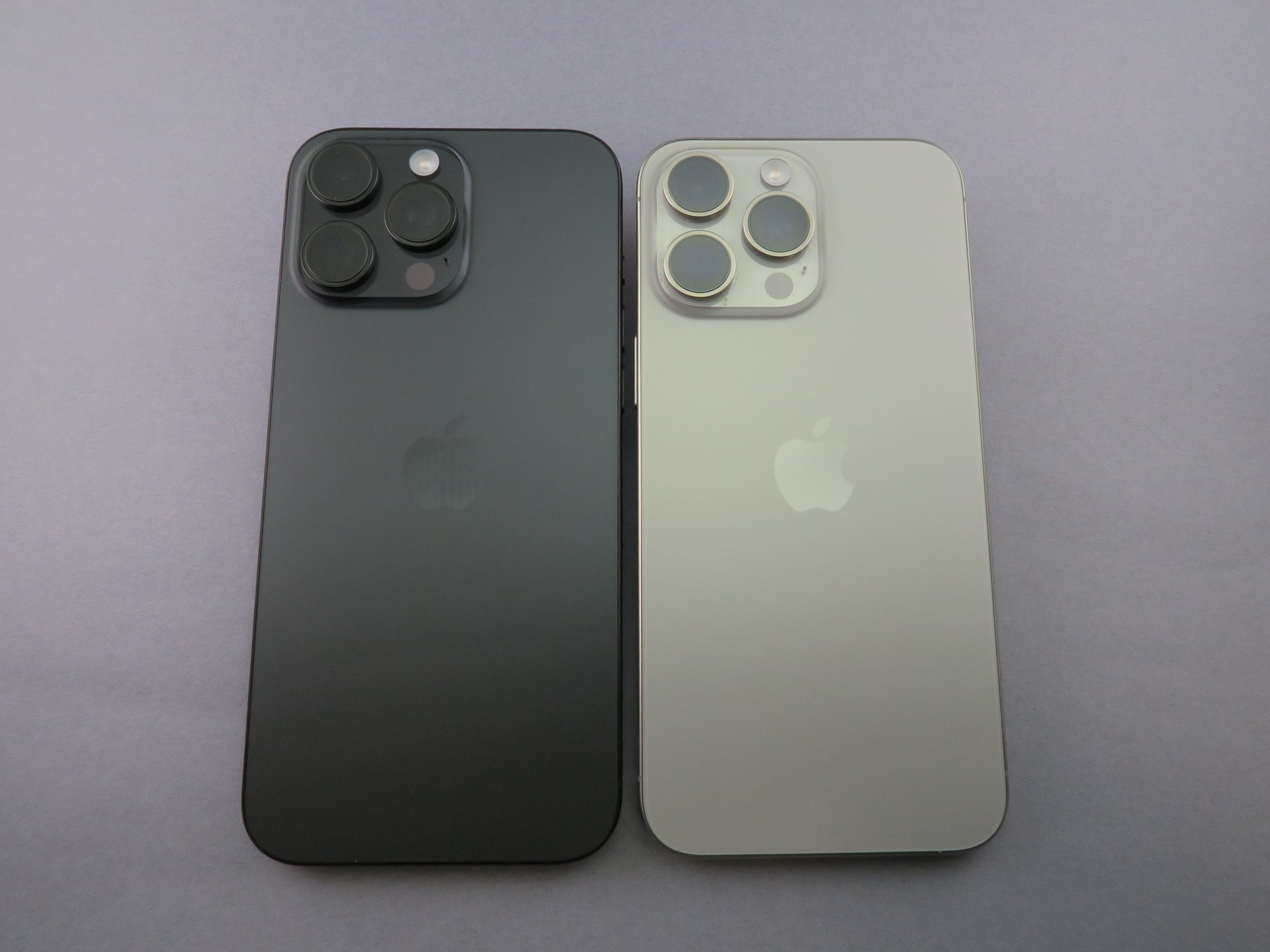 「iPhone 16 Pro Max」（左）と「iPhone 15 Pro Max」（右）の背面。基本的なレイアウトは同じだが、「iPhone 16 Pro Max」は高さ（長さ）が3mm、幅が1mm大きい