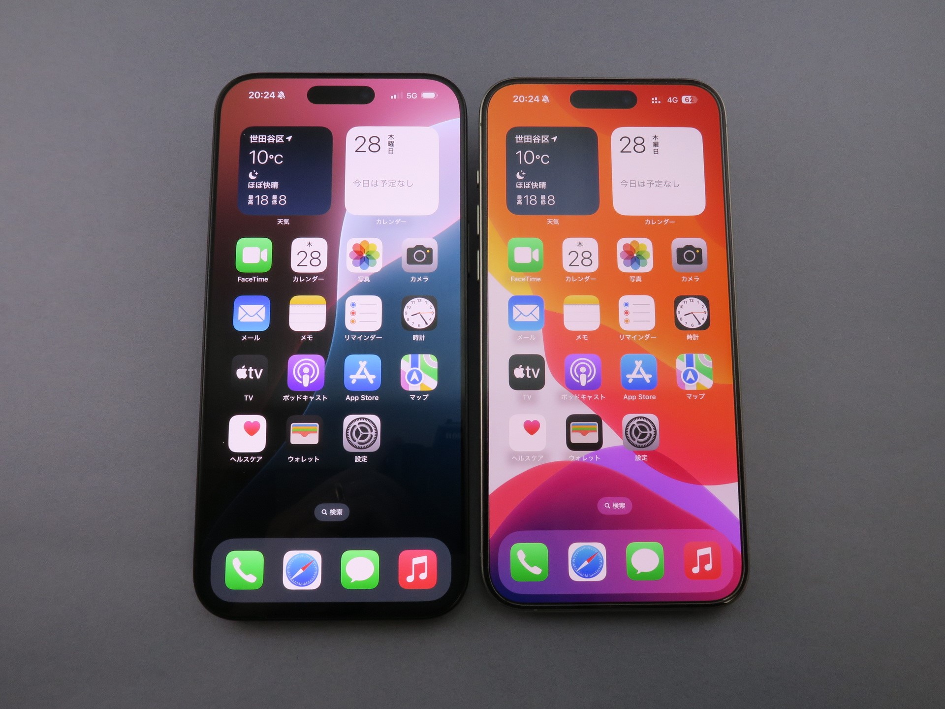 「iPhone 16 Pro Max」（左）と「iPhone 15 Pro Max」（右）の前面。ディスプレイの対角サイズは0.2インチ大きくなった。下側の額縁の太さに違いが見える