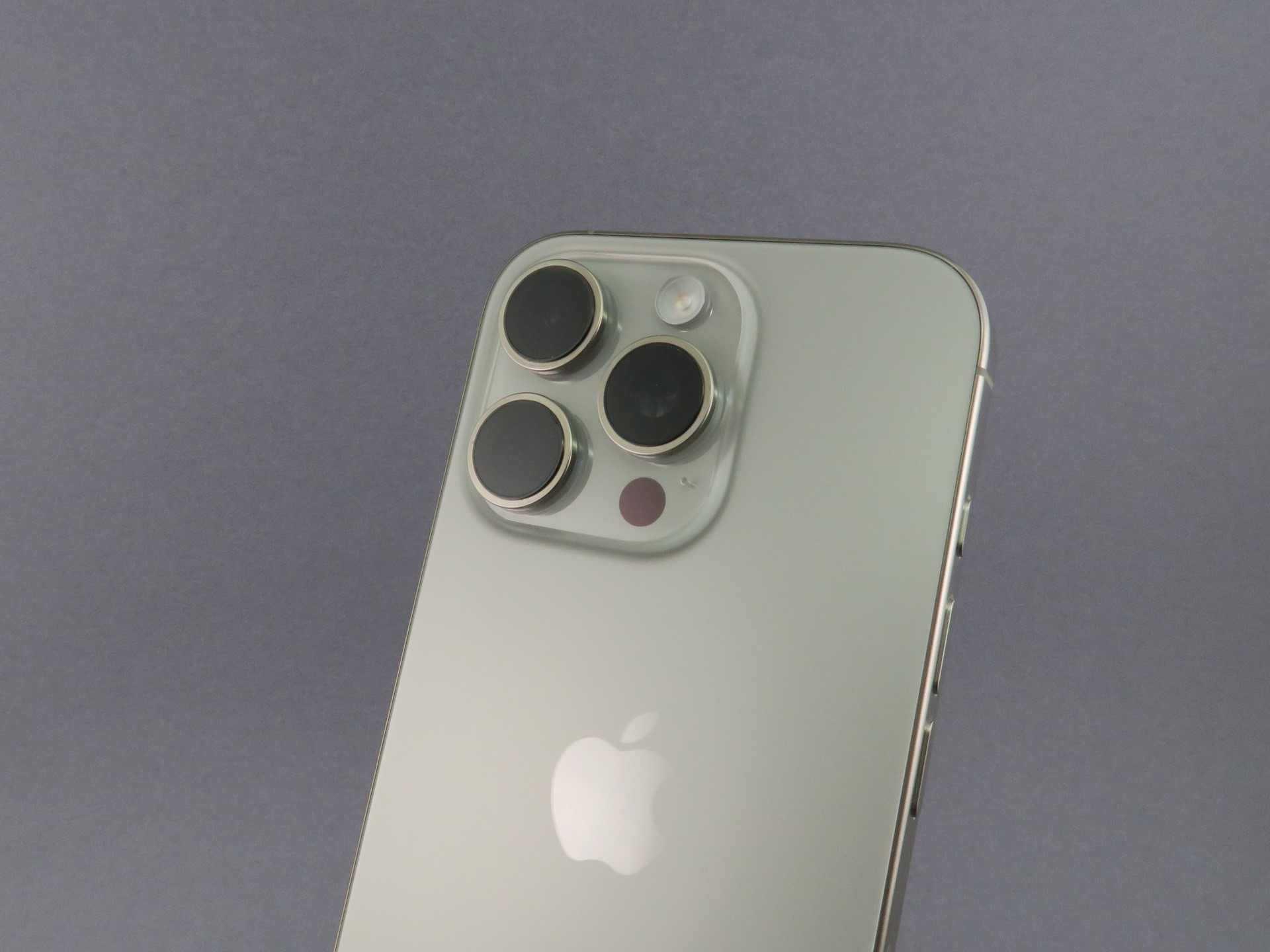 「iPhone 16 Pro」のカメラ部。メイン（Fusion）カメラと超広角カメラ、望遠カメラが並ぶ。望遠カメラは光学5倍。カメラ部の突起は約4.5mm程度