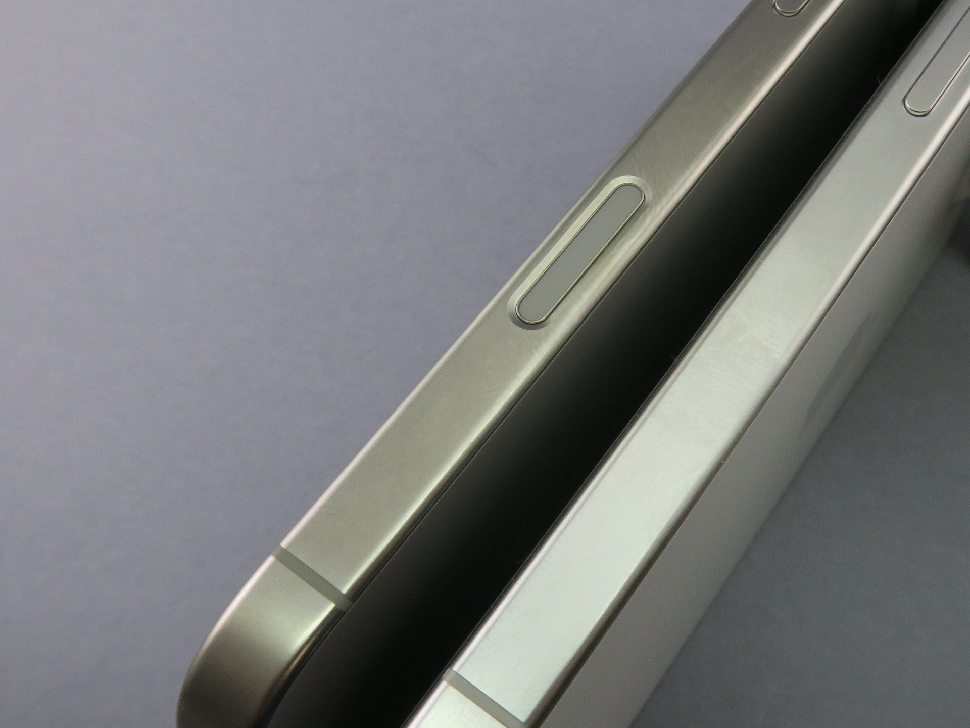 「iPhone 16 Pro」（左）の右側面のカメラコントロールは、わずかに凹んだ位置に備えられている。一見、指紋認証センサーのように見えるが、指紋認証の機能はない