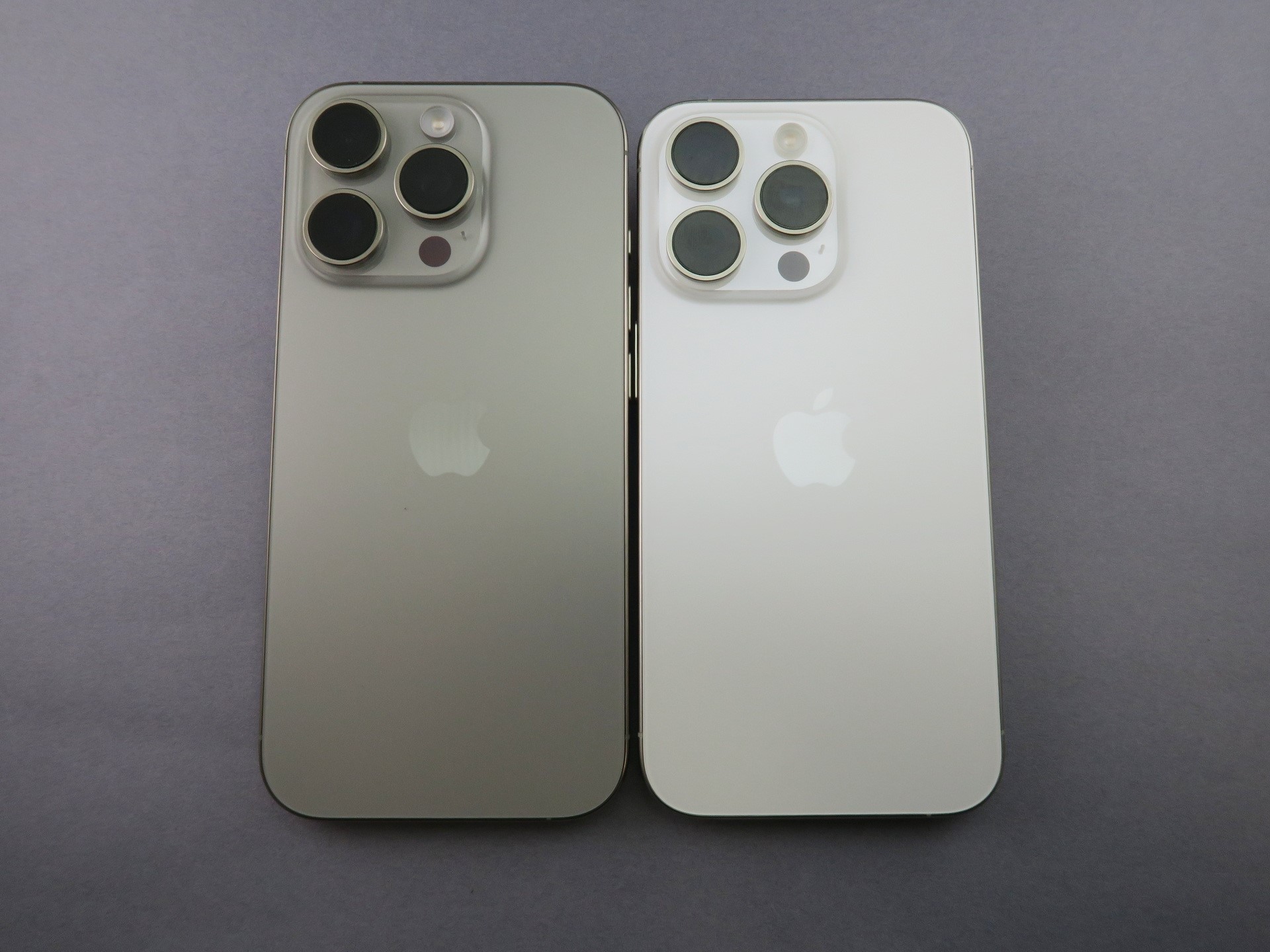 「iPhone 16 Pro」（左）と「iPhone 15 Pro」（右）の背面。基本的なレイアウトは同じだが、「iPhone 16 Pro」は高さ（長さ）が3mmほど、大きい