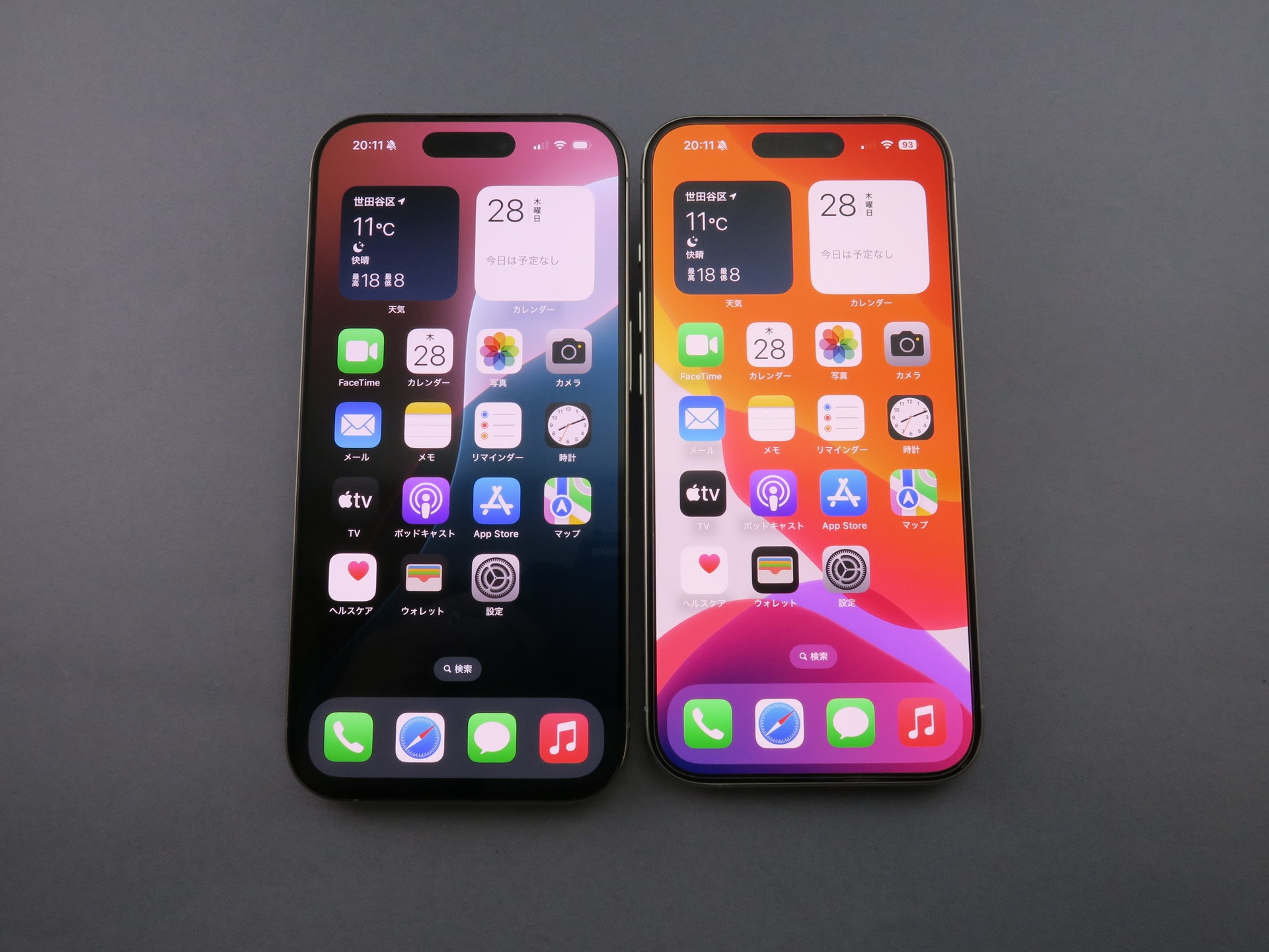 「iPhone 16 Pro」（左）と「iPhone 15 Pro」（右）の前面。ディスプレイの対角サイズは0.2インチ大きくなった。下側の額縁が一段と狭額縁に仕上げられている