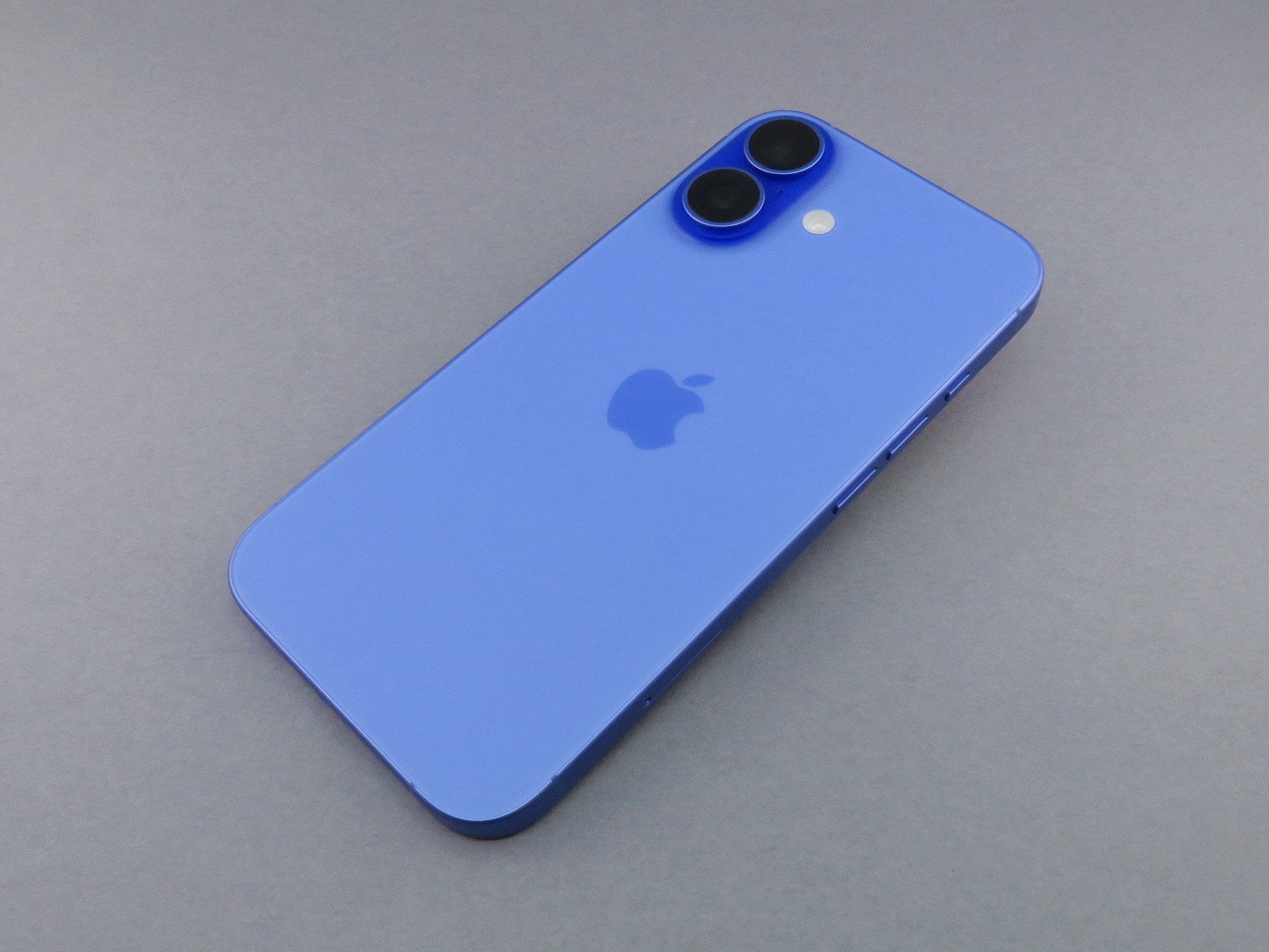 「iPhone 16」の背面。カメラのレイアウトが縦並びに変更された。カラフルなカラーバリエーションも楽しい