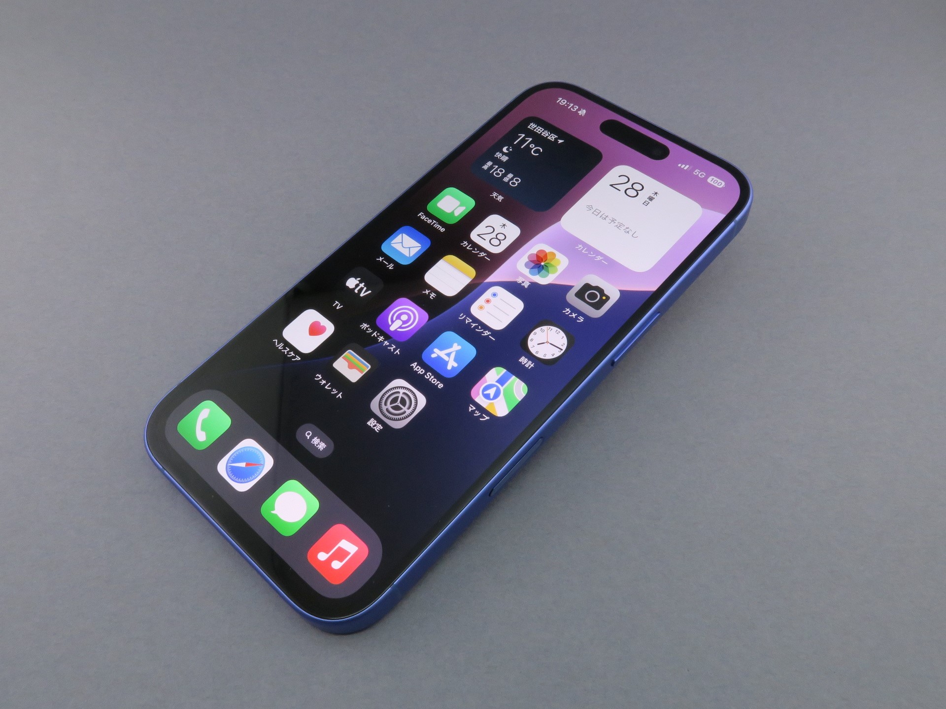 アップル「iPhone 16」、約147.6mm（高さ）×71.6mm（幅）×7.80mm（厚さ）、約170g（重量）、ウルトラマリン（写真）、ティール、ピンク、ホワイト、ブラックをラインアップ