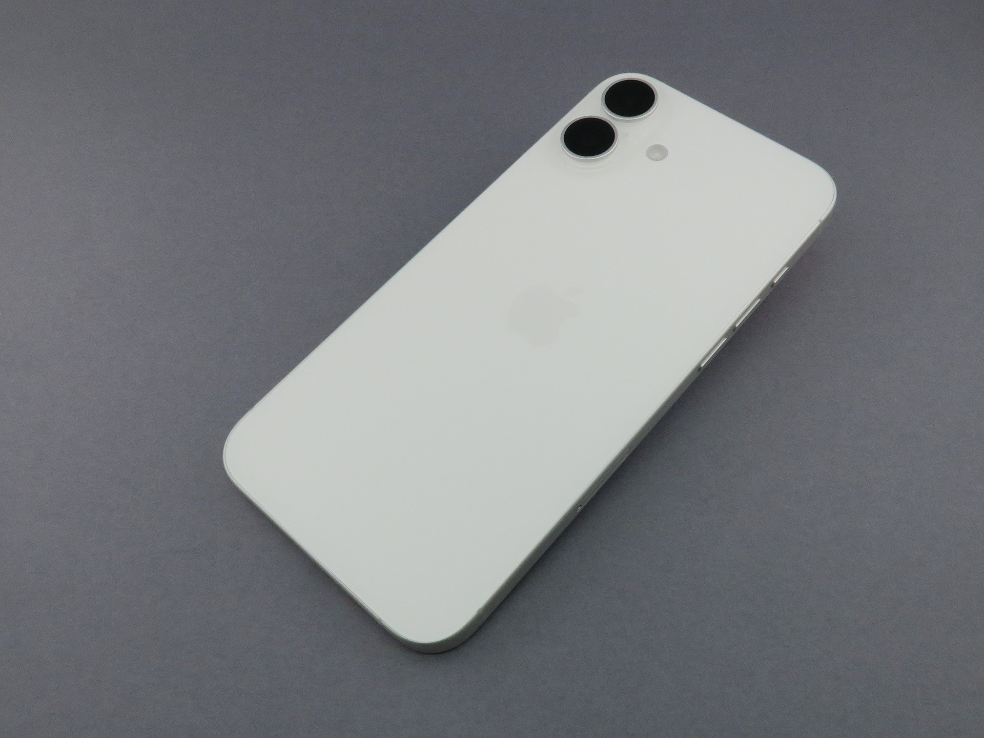 「iPhone 16 Plus」の背面。「iPhone 16」同様、すりガラスのようなマットな仕上がり。ボディが大きい分、「iPhone 16」よりもカメラが強調されない