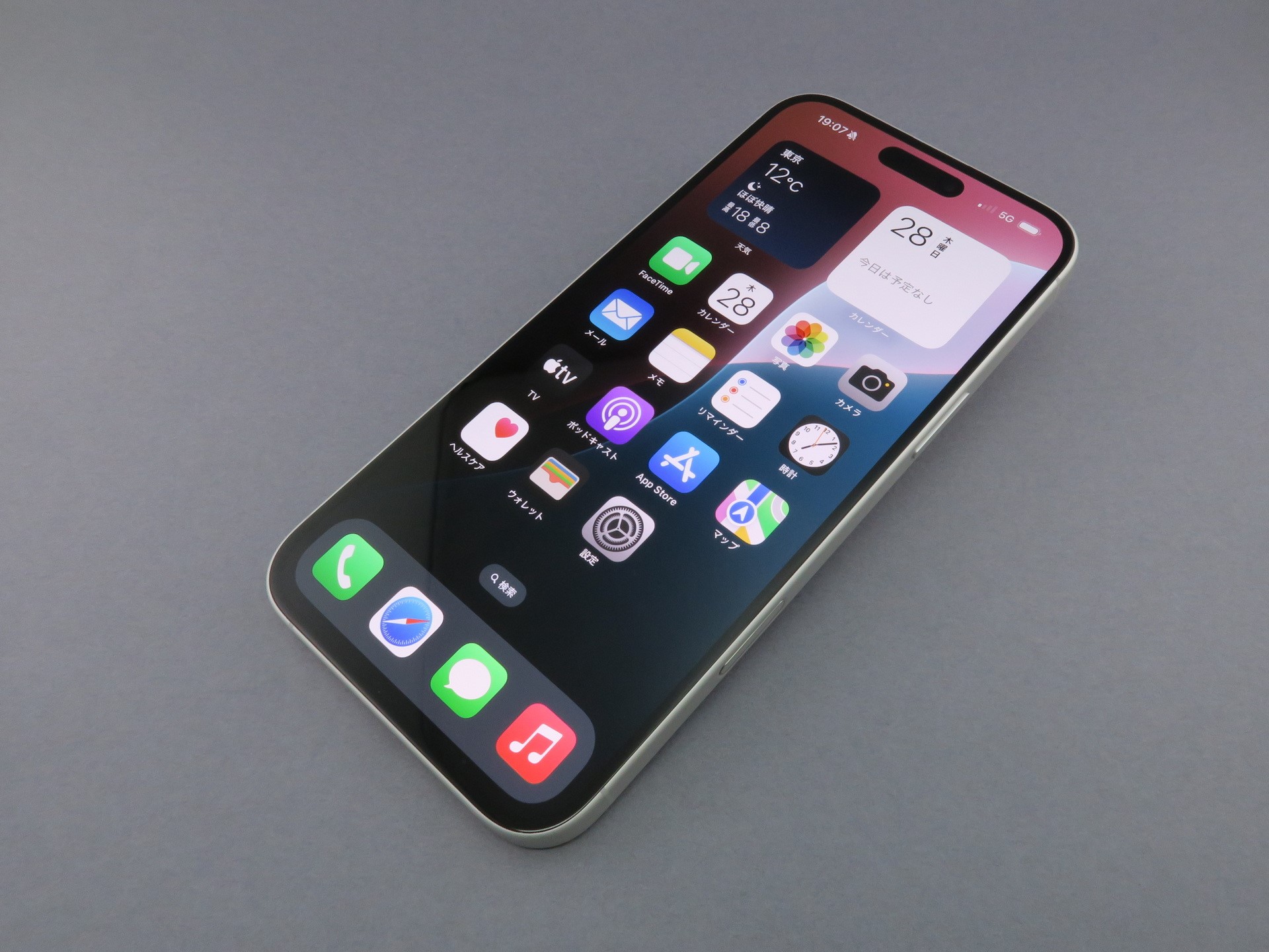 アップル「iPhone 16 Plus」、約160.9mm（高さ）×77.8mm（幅）×7.80mm（厚さ）、約199g（重量）、ホワイト（写真）、ウルトラマリン,ティール、ピンク、ブラックをラインアップ