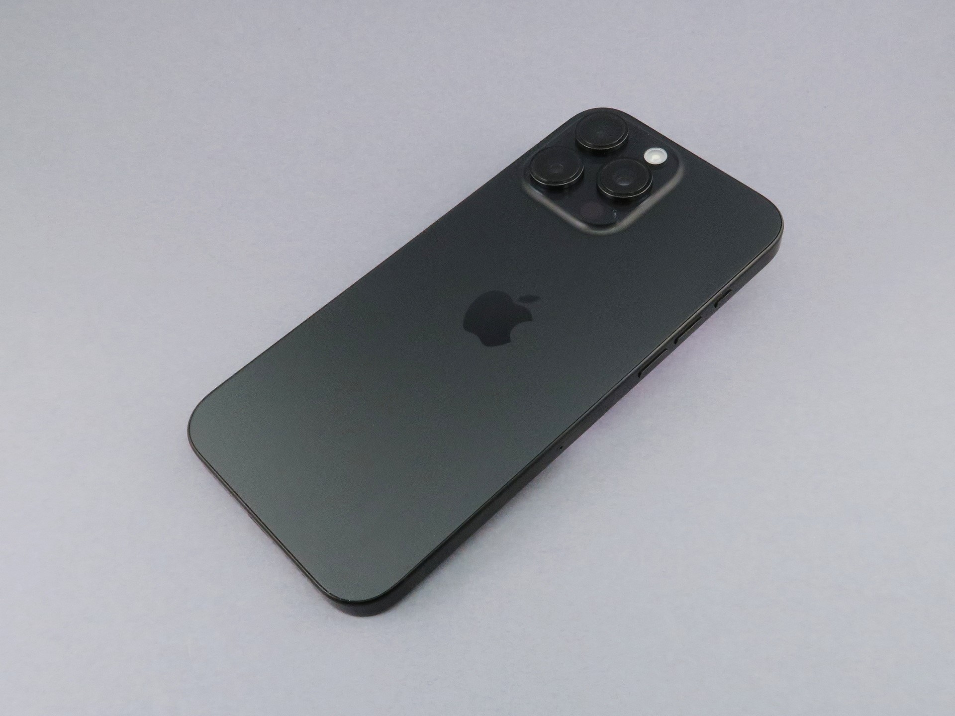 「iPhone 16 Pro Max」の背面。つや消しのガラス仕上げなので、指紋や手の跡は目立たないが、側面のバンドはチタニウム合金らしい汚れが気になる