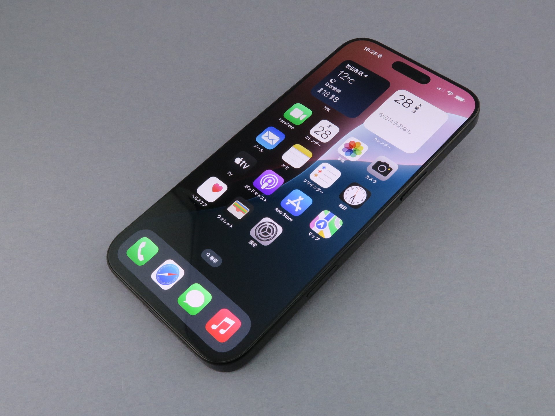 アップル「iPhone 16 Pro Max」、約163mm（高さ）×77.6mm（幅）×8.25mm（厚さ）、約227g（重量）、ブラックチタニウム（写真）、ナチュラルチタニウム、デザートチタニウム、ホワイトチタニウムをラインアップ