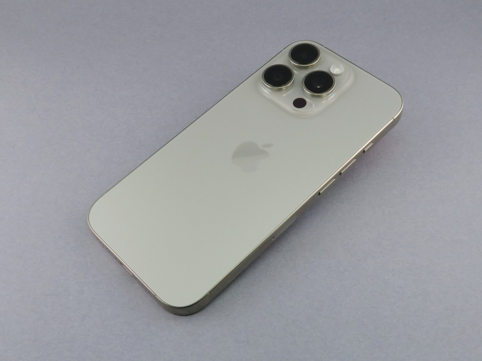 「iPhone 16 Pro」の背面は、つや消しのガラス仕上げ。側面のバンドは光沢感が抑えられた仕上げだが、指紋や手の跡が残りやすい