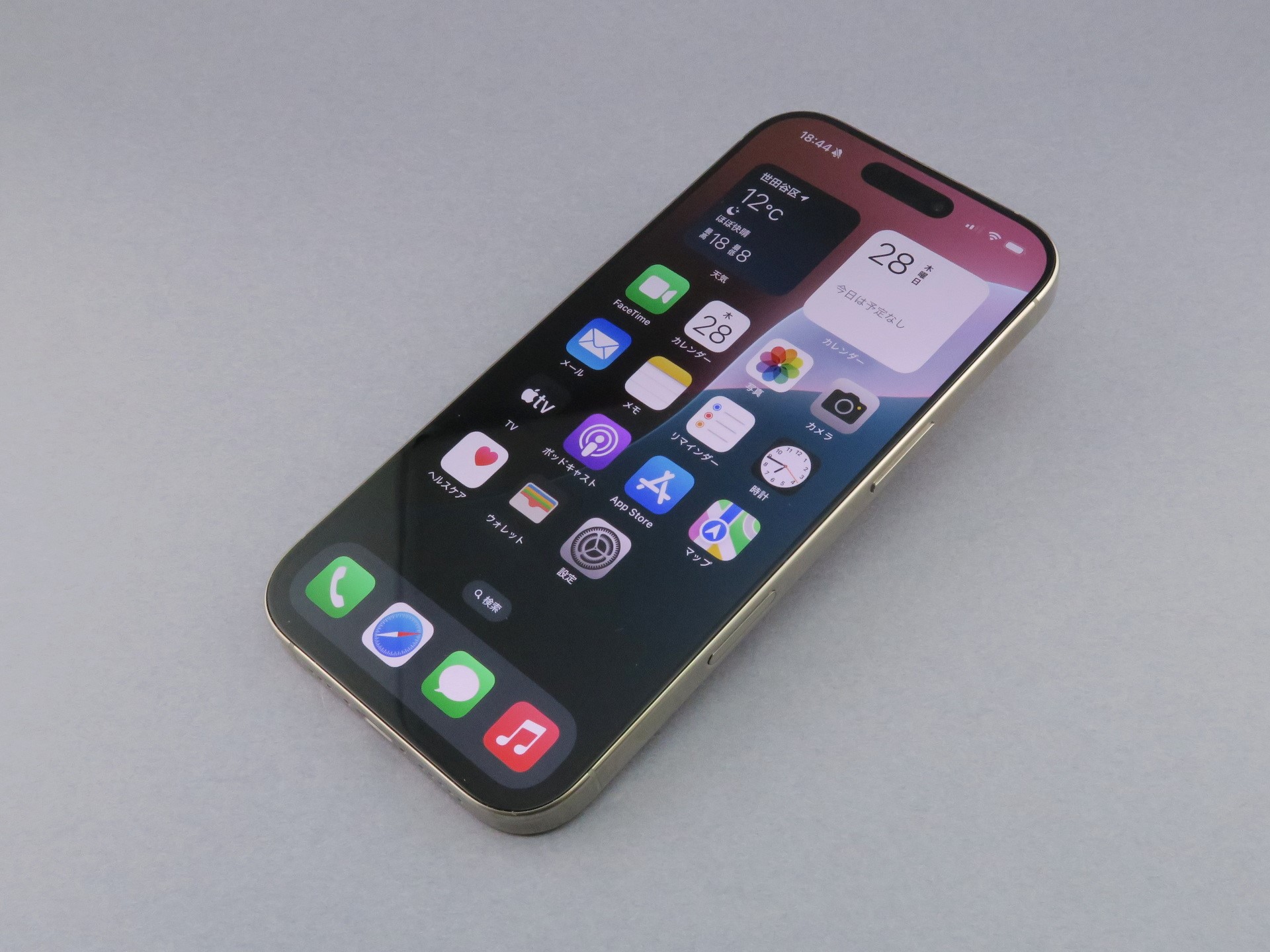 アップル「iPhone 16 Pro」、約149.6mm（高さ）×71.5mm（幅）×8.25mm（厚さ）、約199g（重量）、ナチュラルチタニウム（写真）、デザートチタニウム、ホワイトチタニウム、ブラックチタニウムをラインアップ