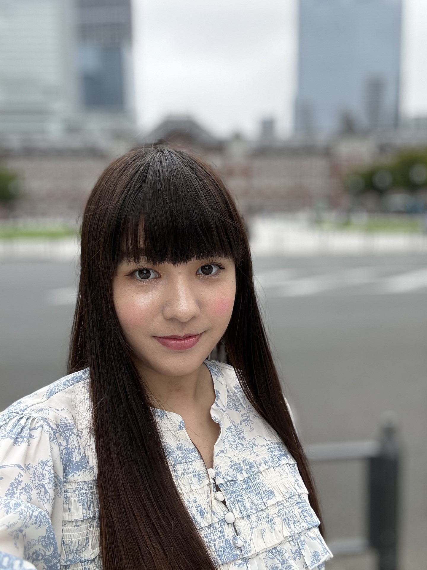 「iPhone 16 Pro」のインカメラで自撮り。ポートレートを選ぶと、背景をぼかした撮影が可能