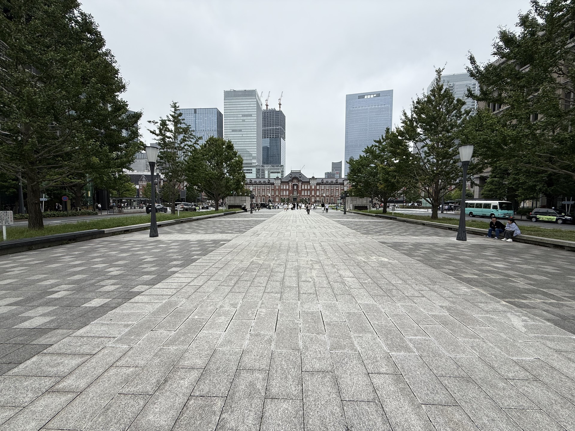 「iPhone 16 Pro Max」の背面カメラを使い、［0.5x］を選んで、超広角撮影