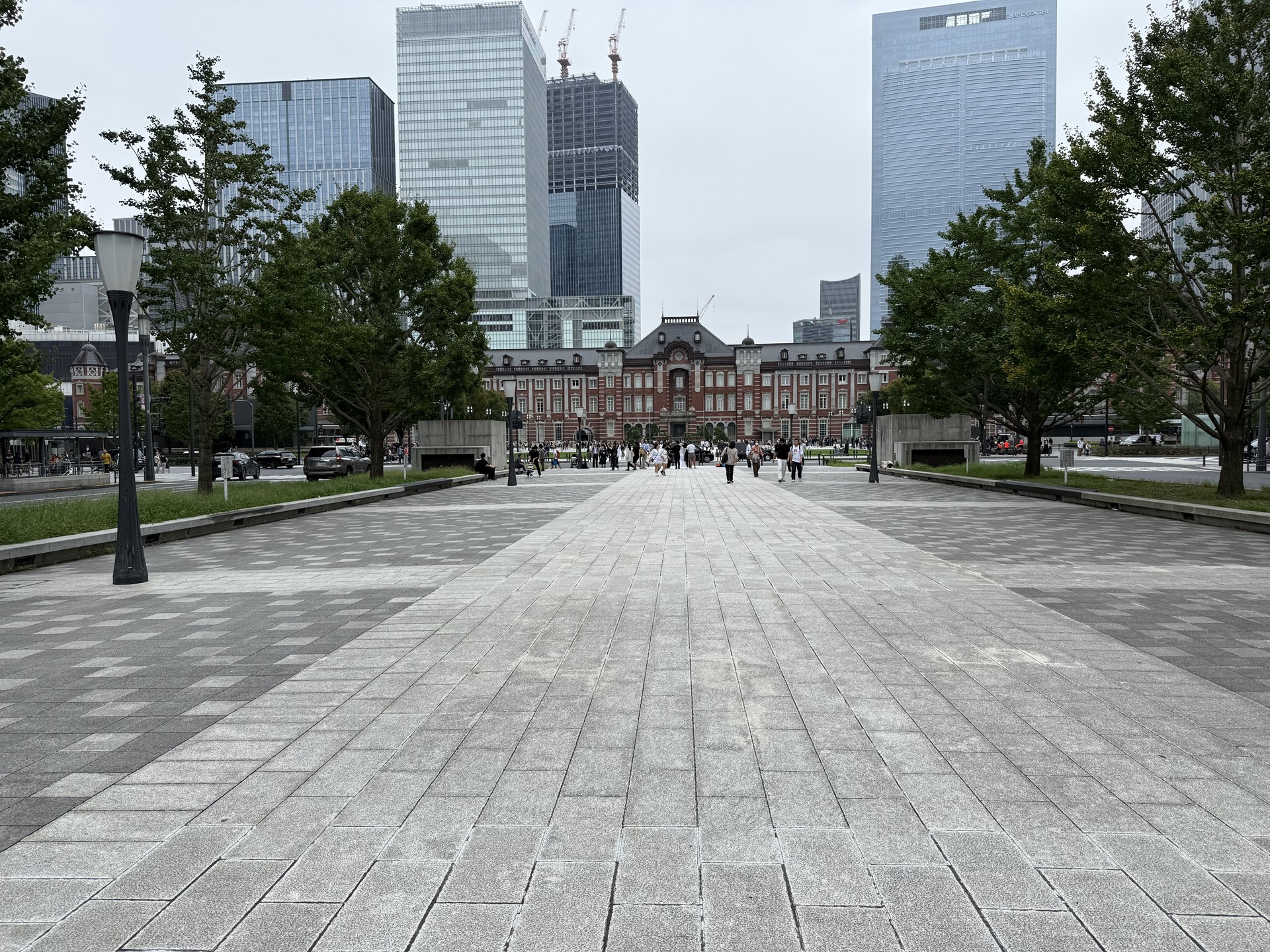 「iPhone 16 Pro Max」の背面カメラを使い、［1x］を選んで、標準的な画角で撮影