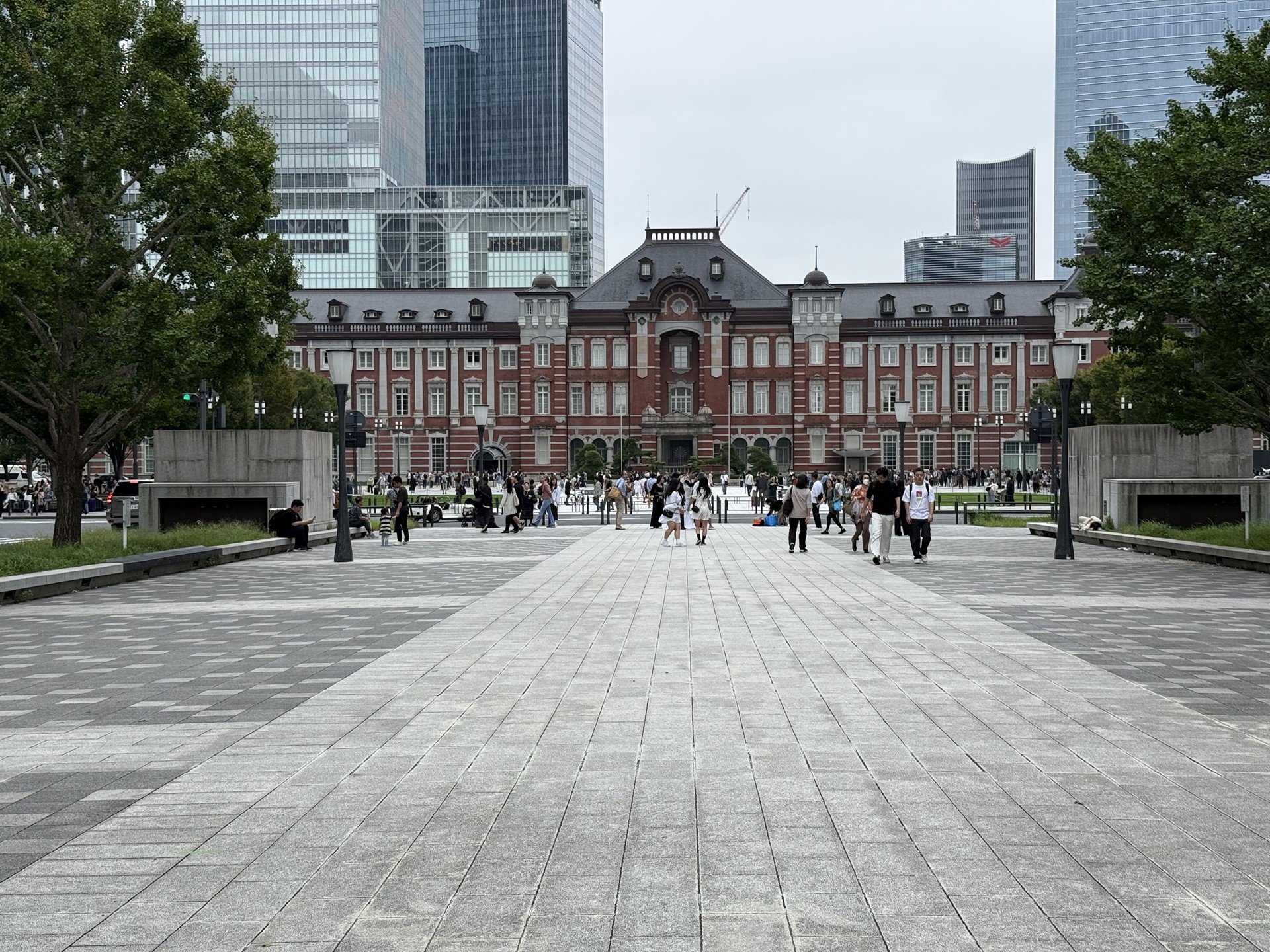 「iPhone 16 Pro Max」の背面カメラを使い、［2x］を選んで、標準よりもややズームして撮影