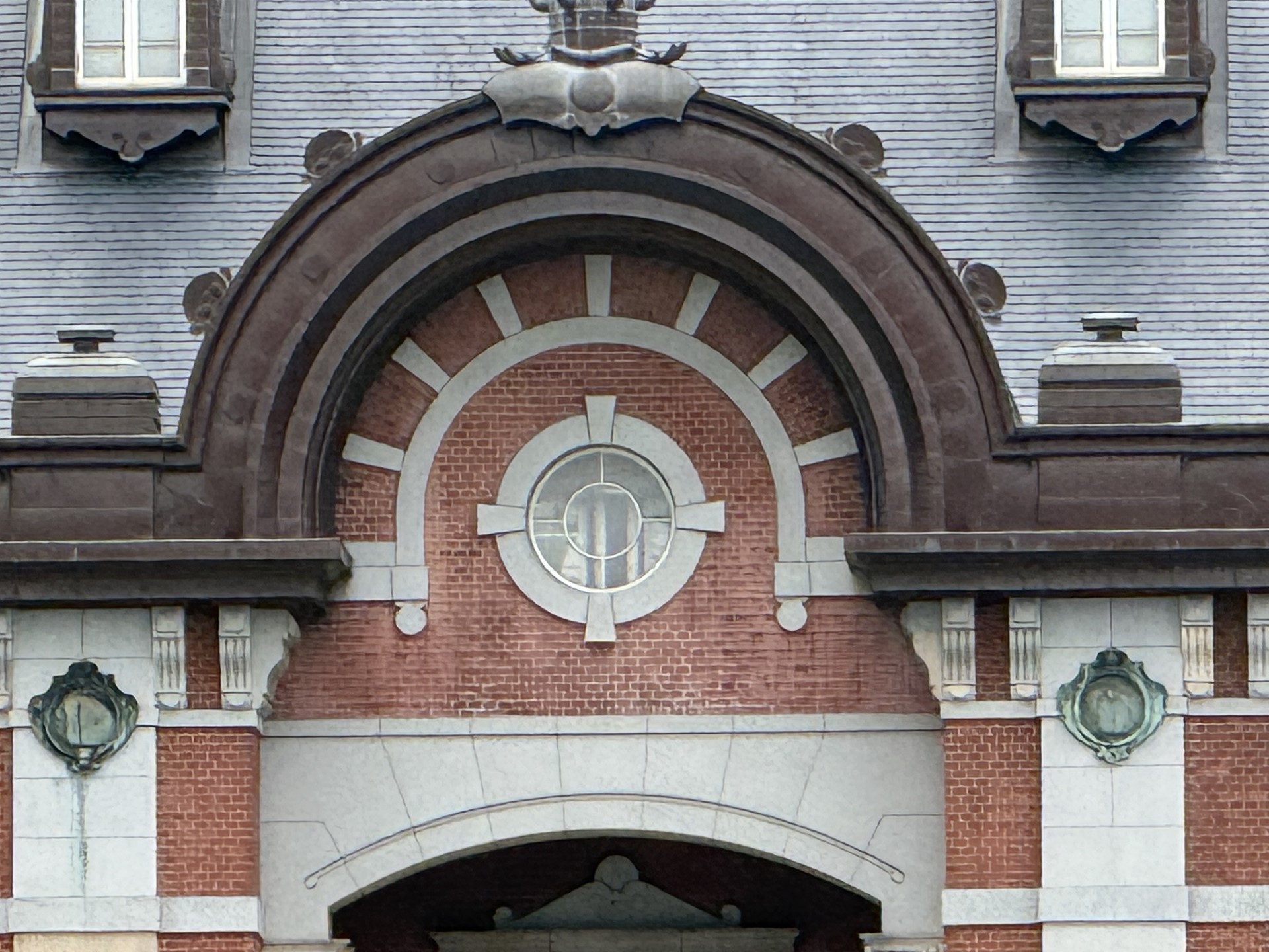 「iPhone 16 Pro Max」の背面カメラを使い、［25x］を選んで、望遠で撮影。光学とデジタルズームの組み合わせで、多少の粗さは残るが、スマートフォンの画面で表示する程度なら、十分な仕上がり