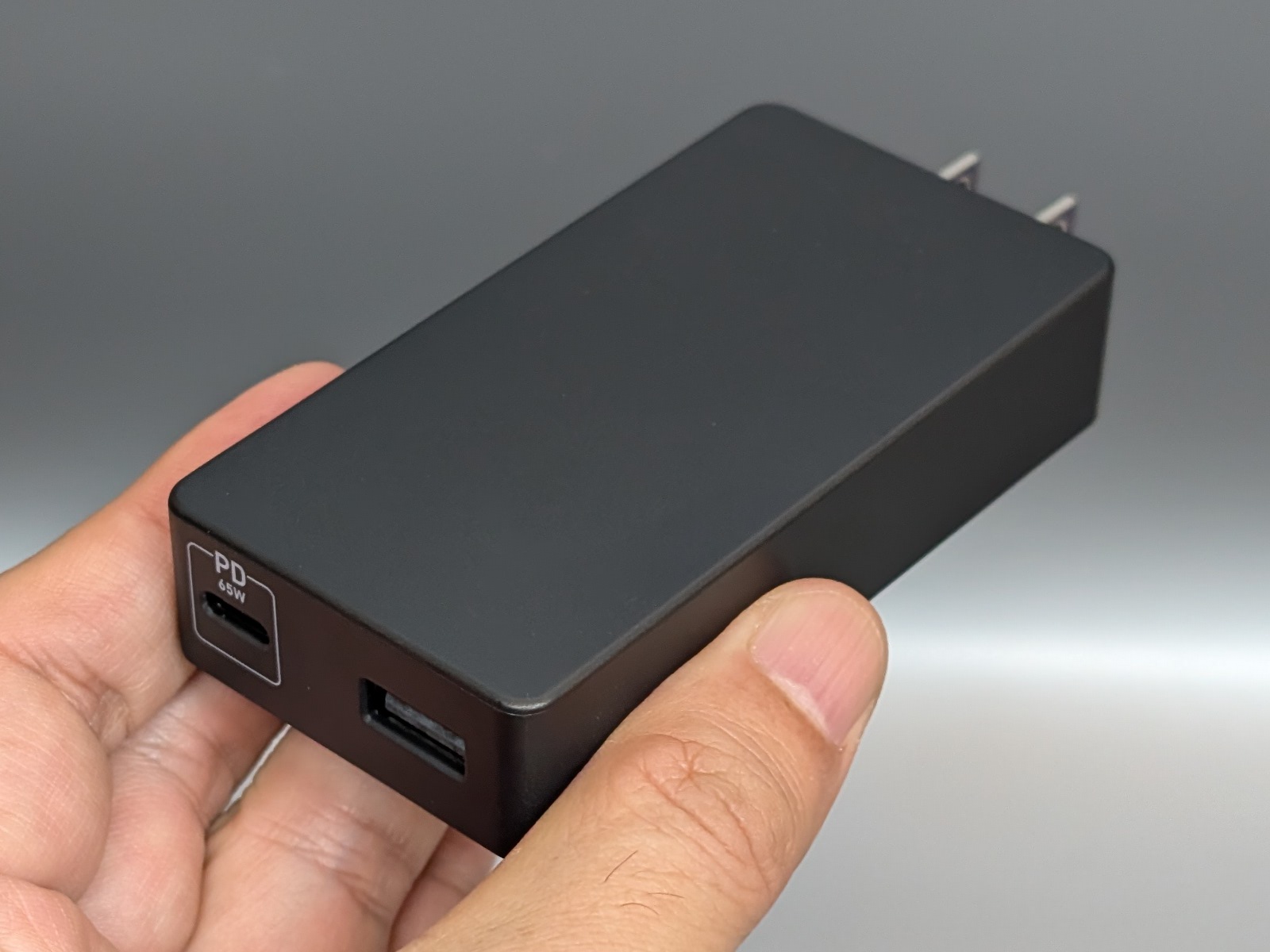 製品本体。メーカーは薄さをアピールしているが極薄というほどではない