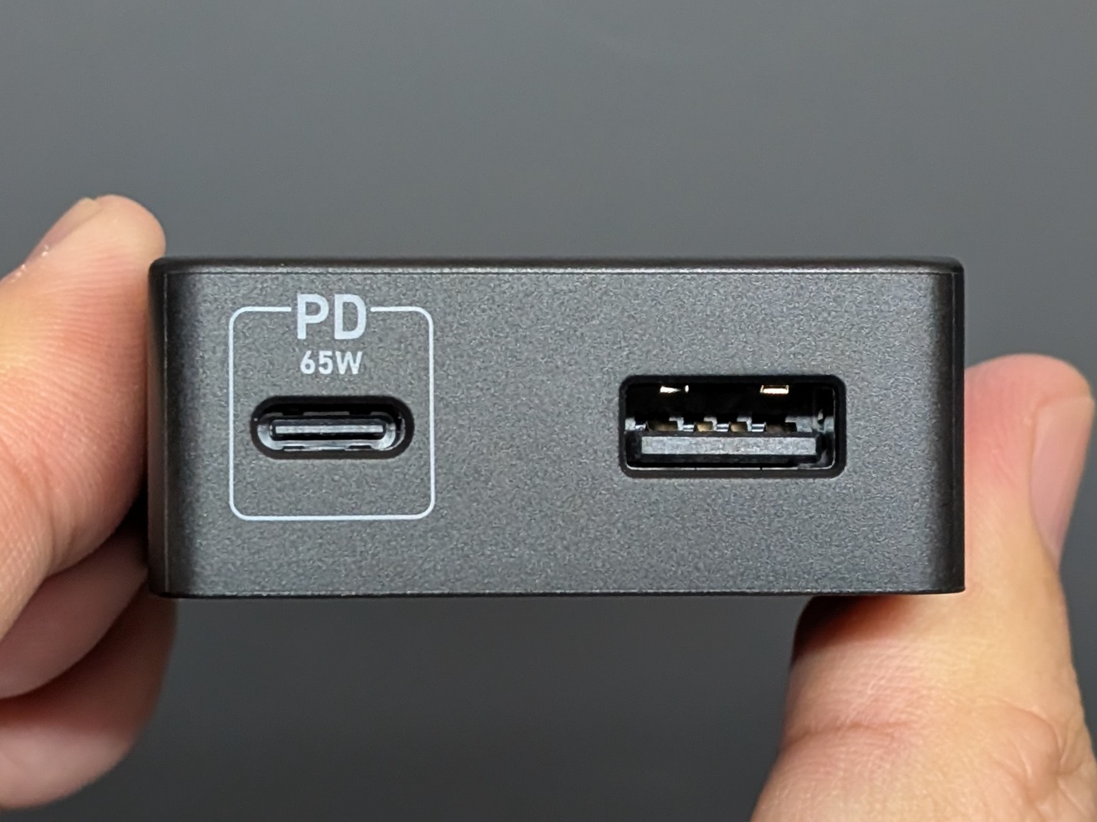 USB Type-CとUSB Standard Aが各1ポートの計2ポート構成。USB Type-Cは最大65Wまで対応する