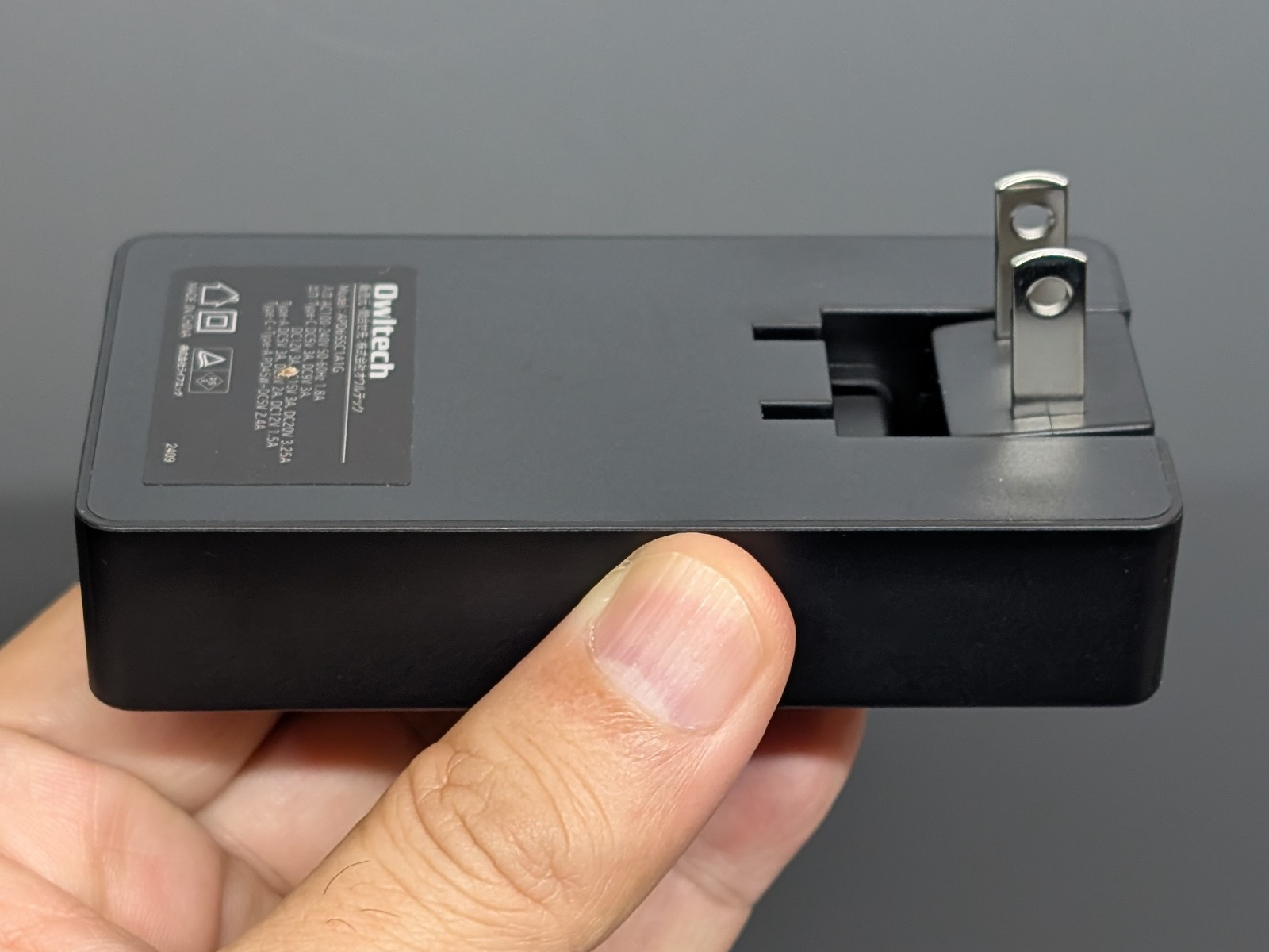 プラグは折りたたみ式で、通常は立てた状態で使う