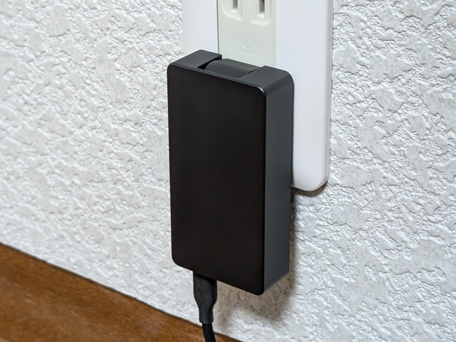 壁面コンセントに差し込む場合も脱落しにくいのは大きなメリットだ