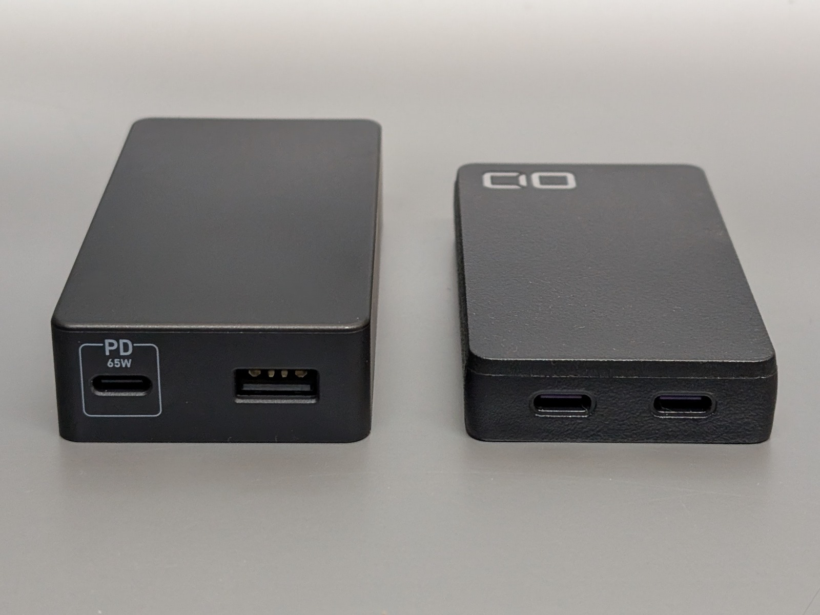 コンセプトがよく似たCIOの「NovaPort SLIM 65W PD」（右）との比較。厚みがややあるのはマイナスだ